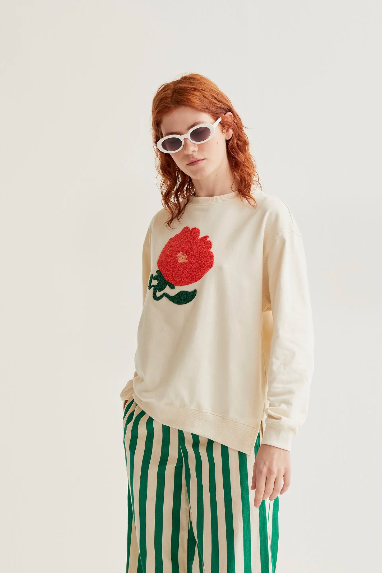 Sudadera con bordado de flor gigante roja