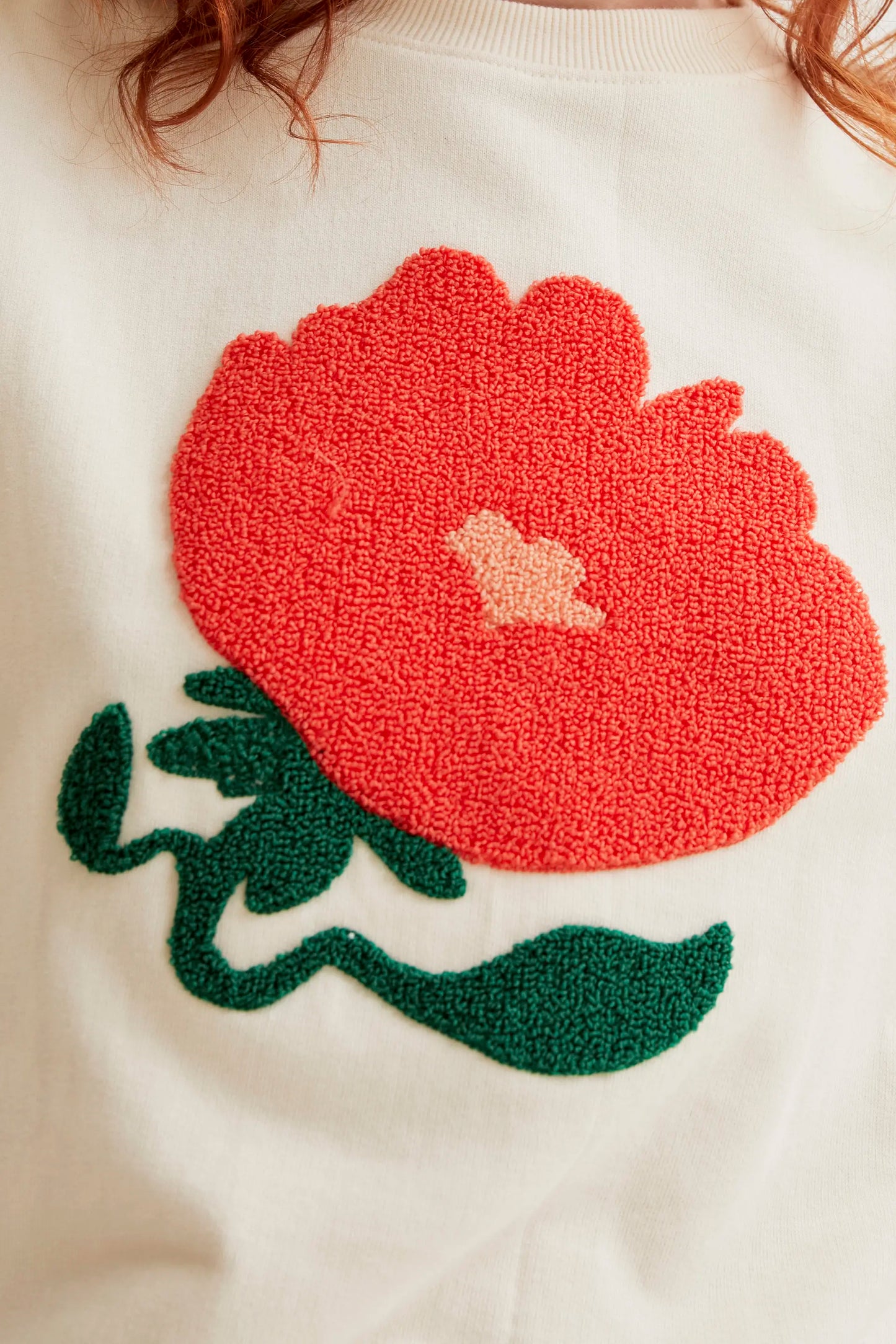 Sudadera con bordado de flor gigante roja