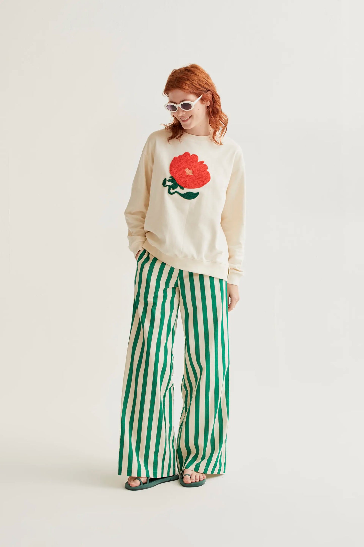 Sudadera con bordado de flor gigante roja