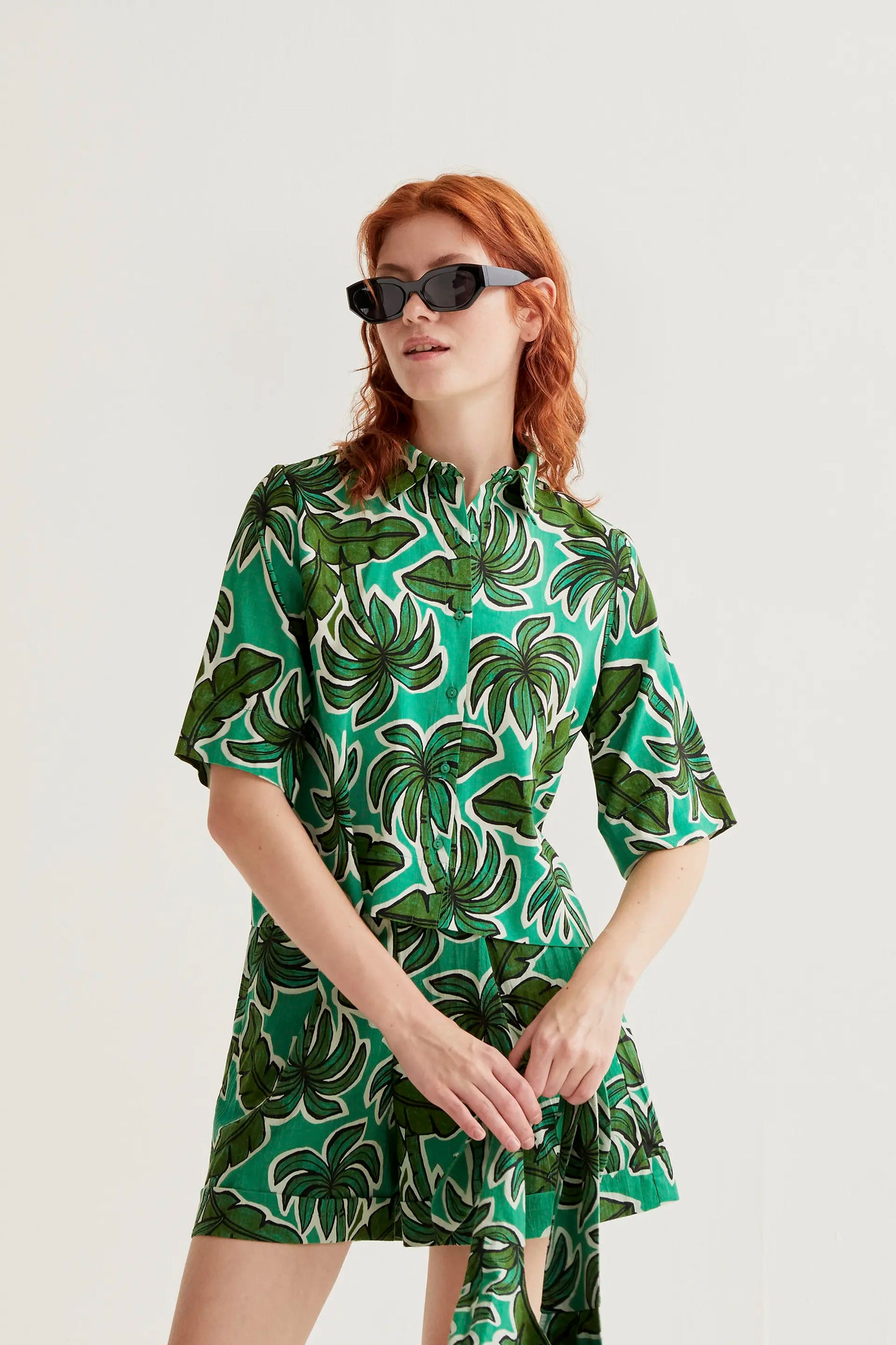 Camicia con stampa di palme