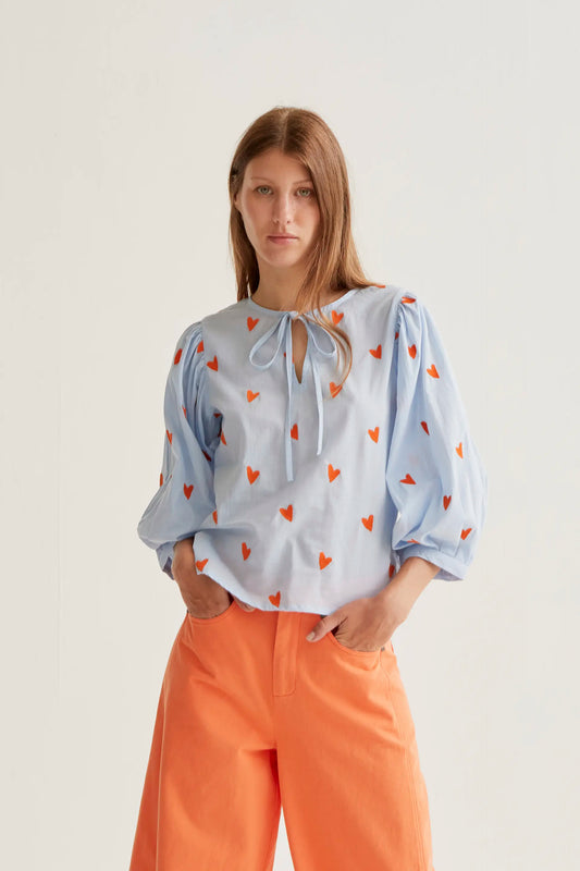 Top con bordado de corazones