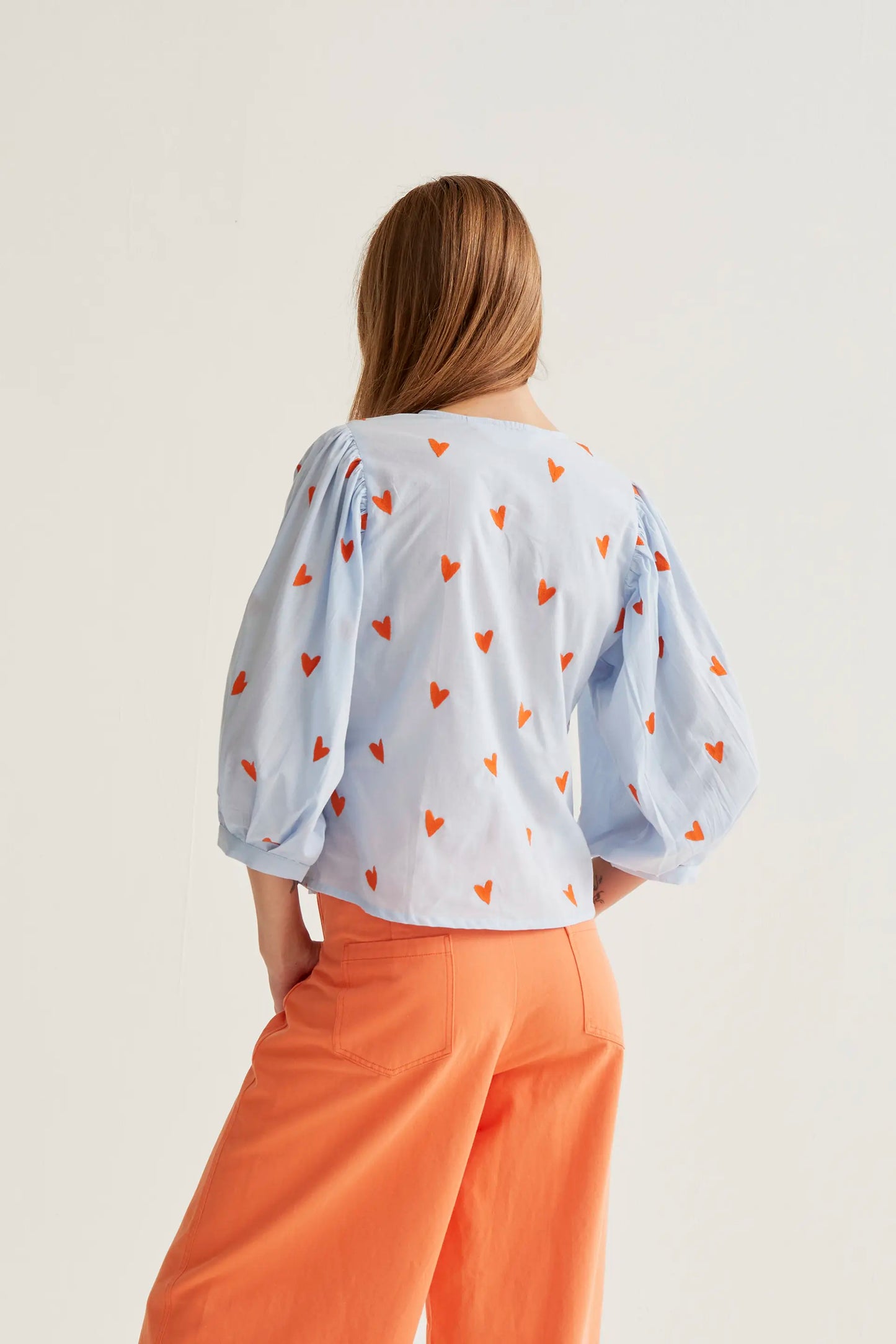 Top con bordado de corazones