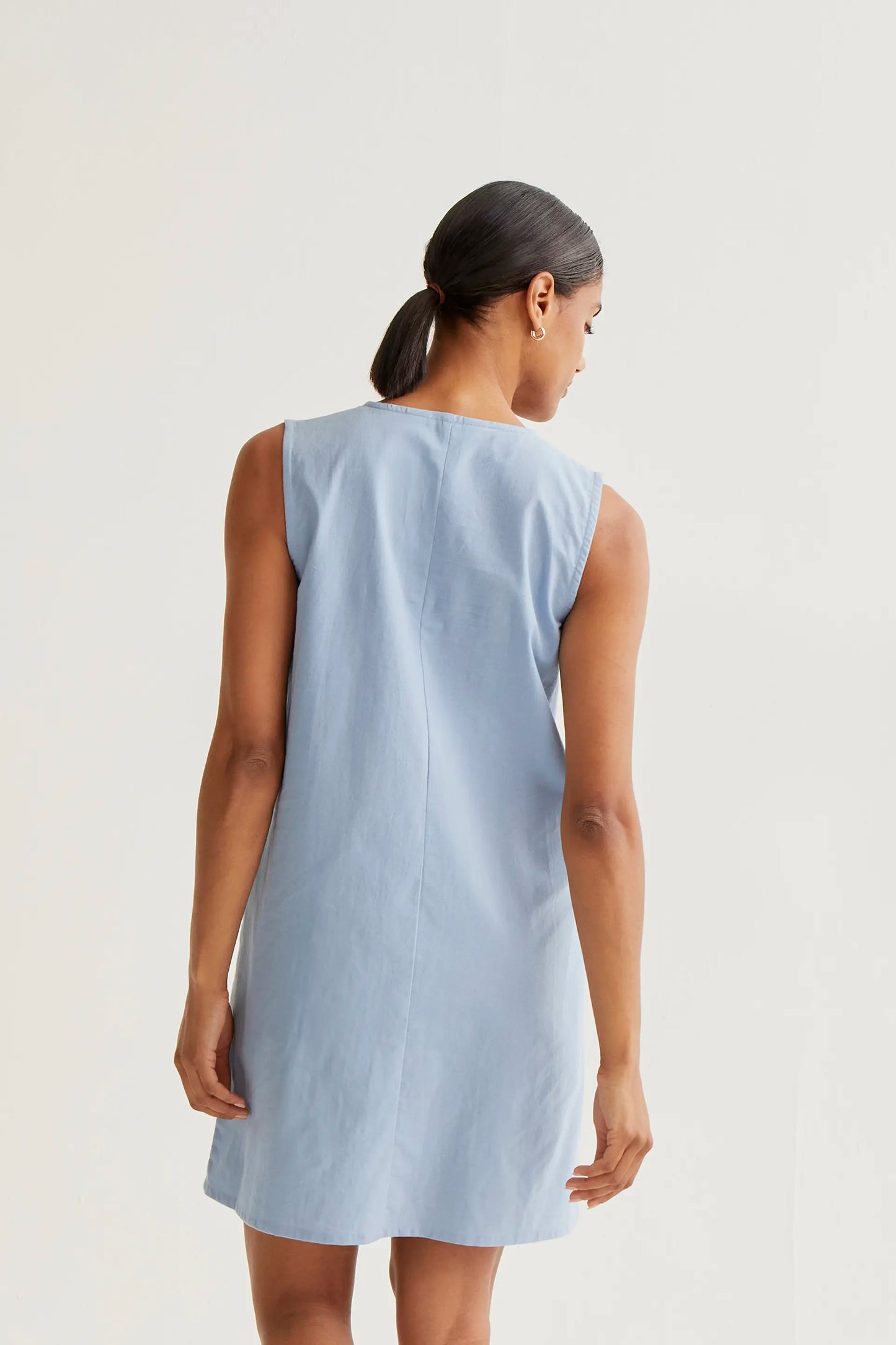 Vestido corto con bordado de margaritas