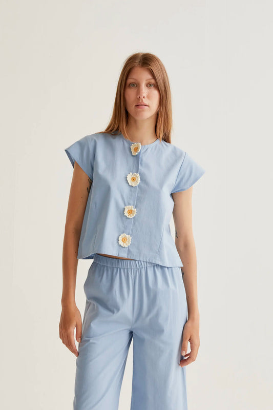 Camisa con detalles de margaritas
