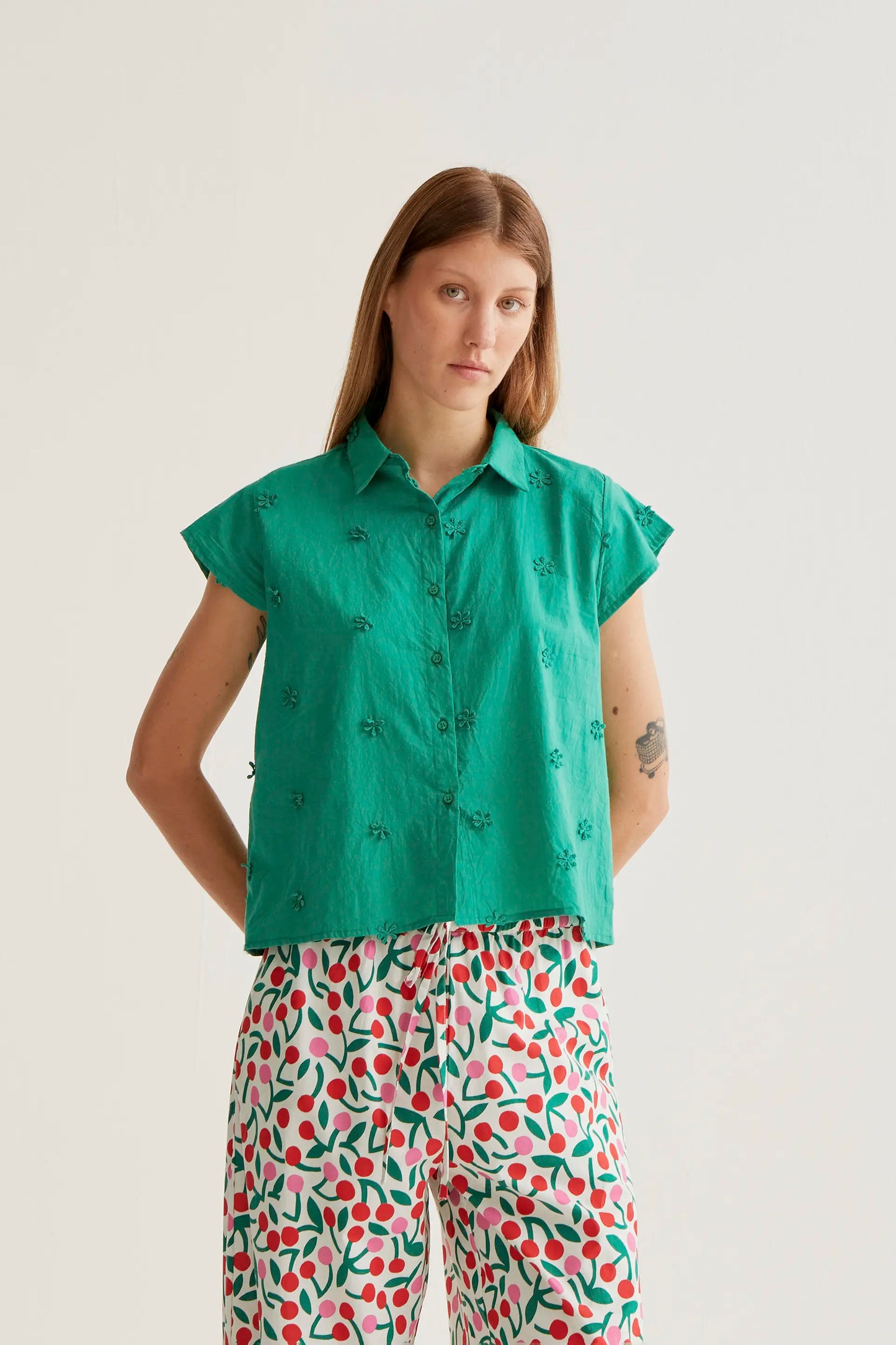 Camisa 100% algodón verde con bordado floral