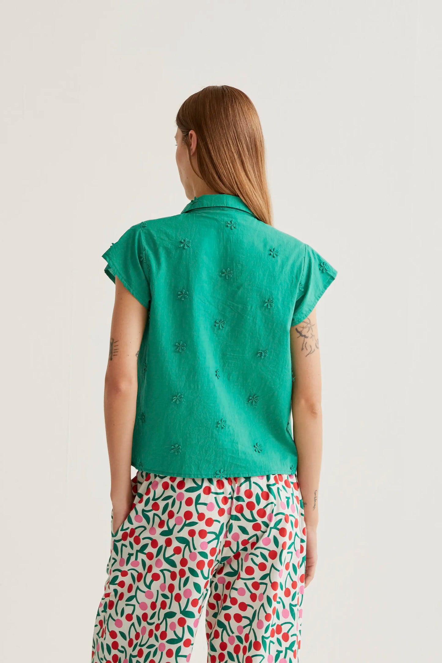Camisa 100% algodón verde con bordado floral