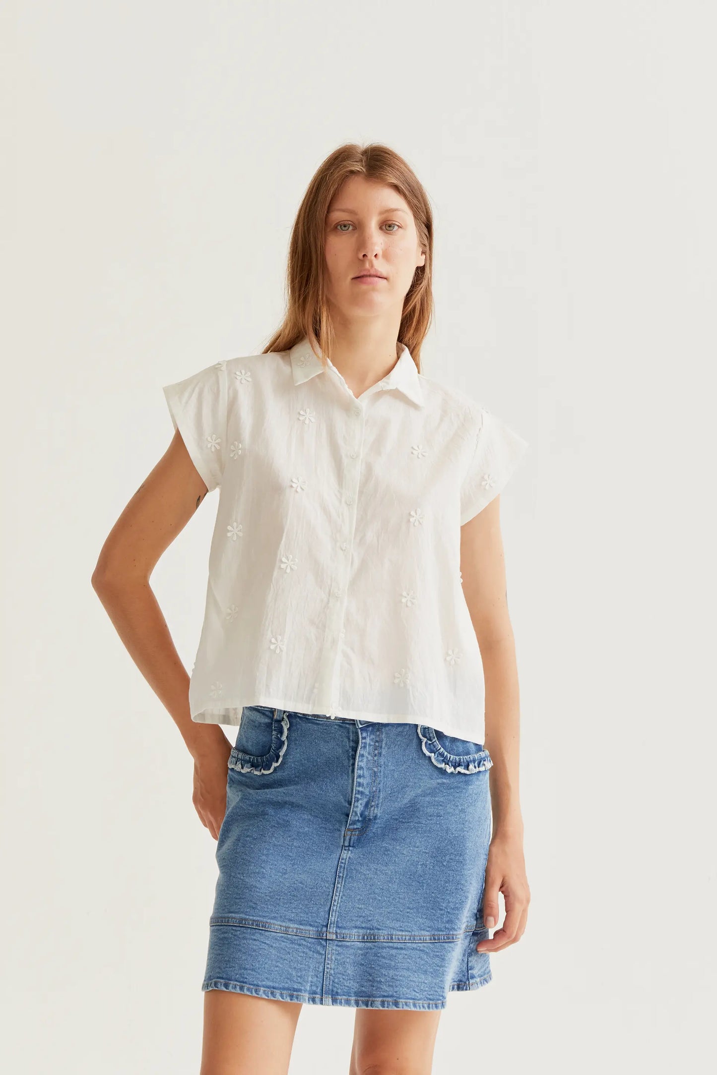 Camisa 100% algodón blanco con bordado floral