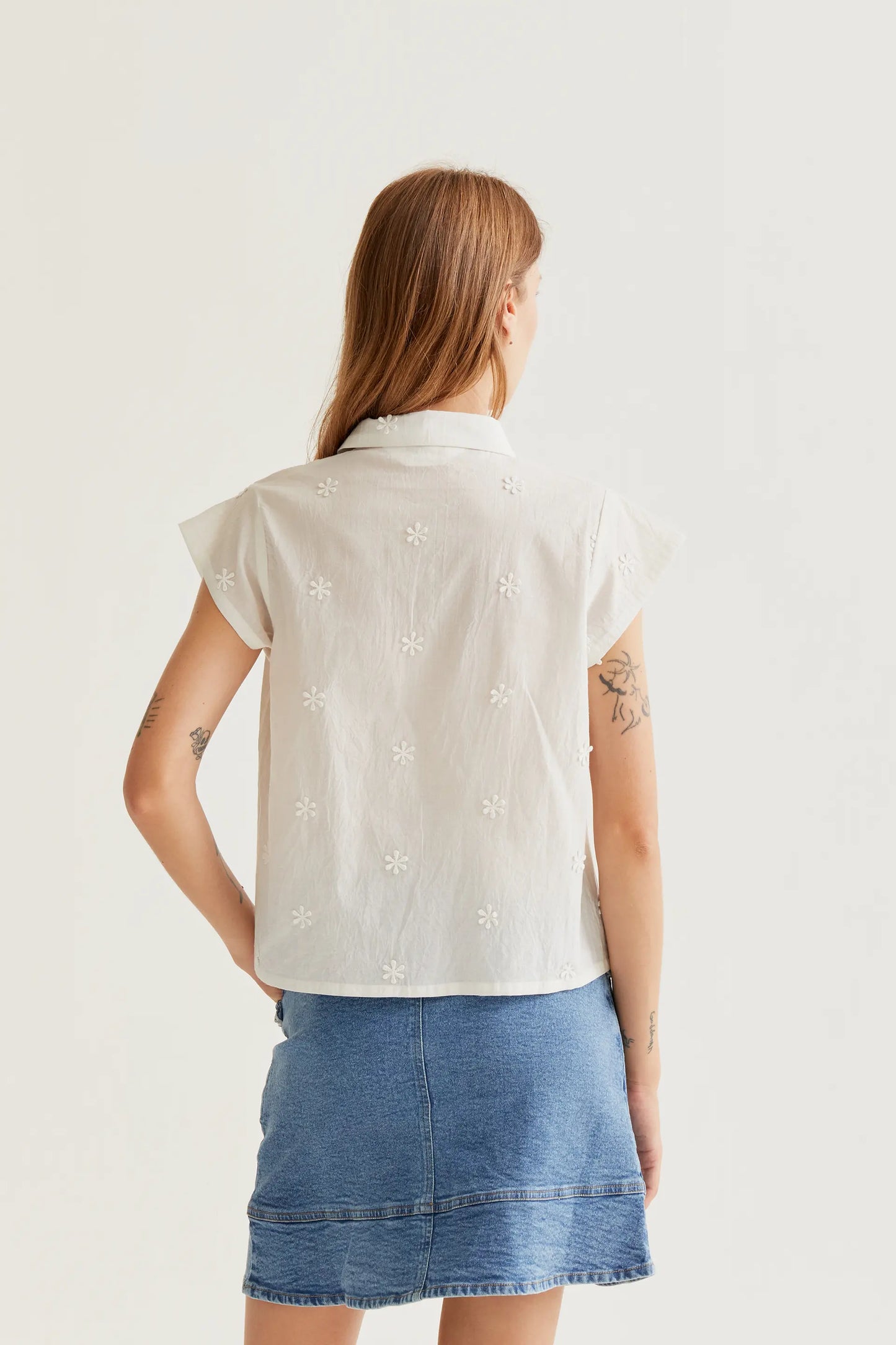 Camisa 100% algodón blanco con bordado floral
