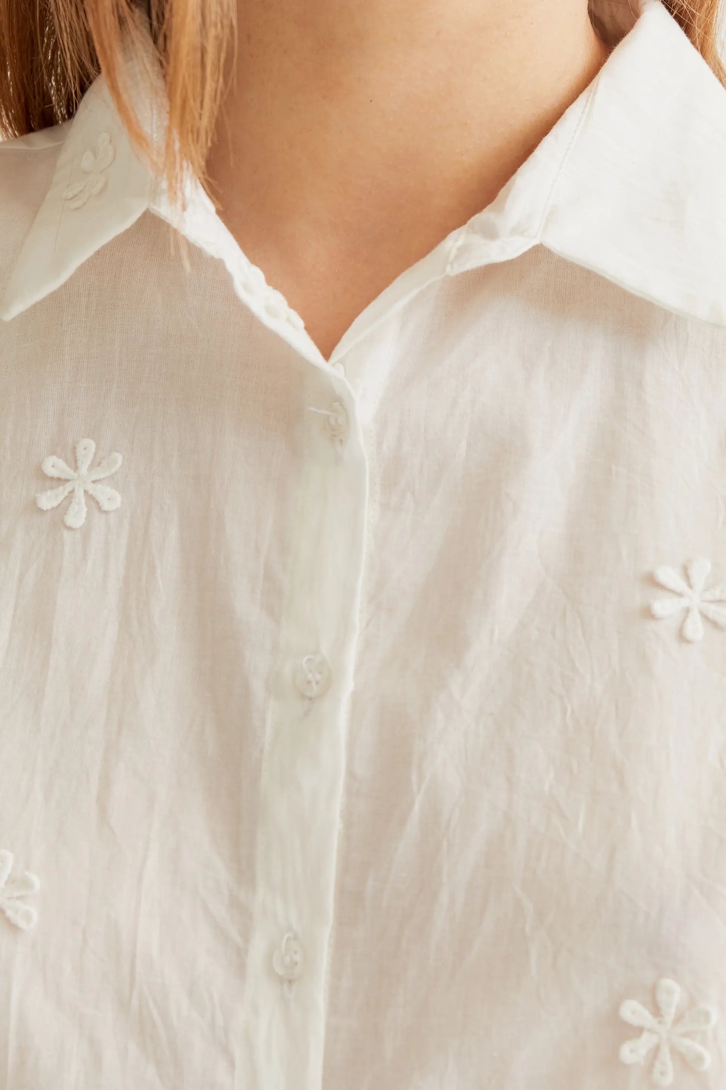 Camisa 100% algodón blanco con bordado floral