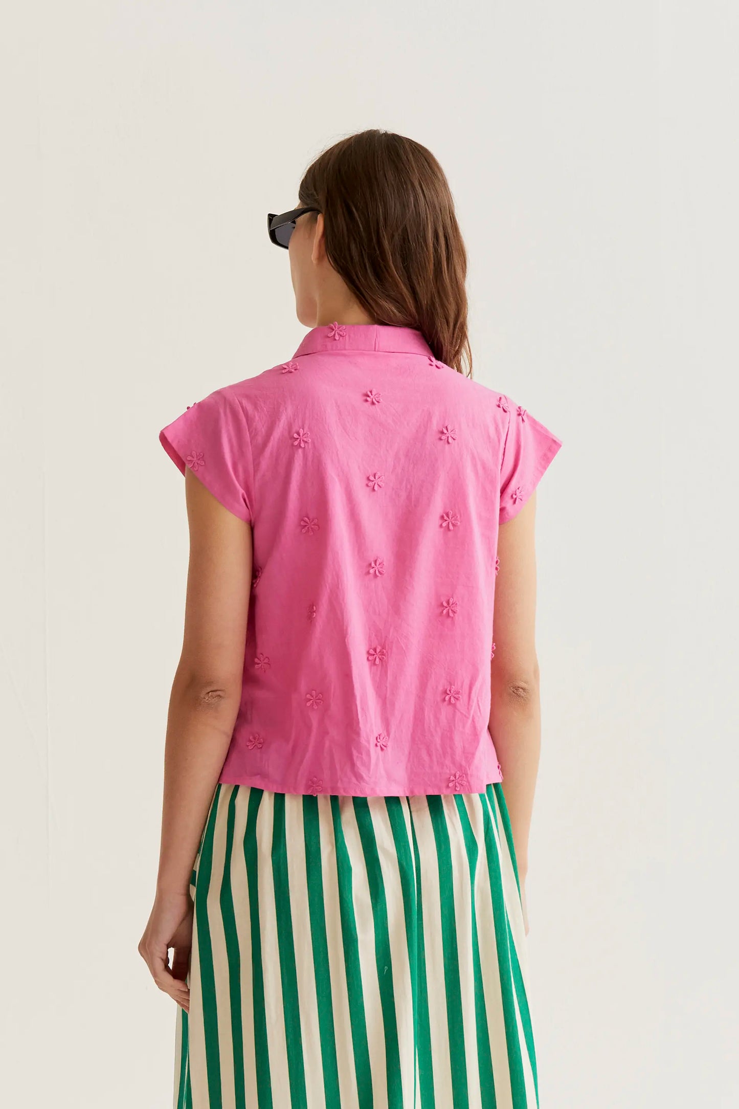 Camisa 100% algodón rosa  con bordado floral