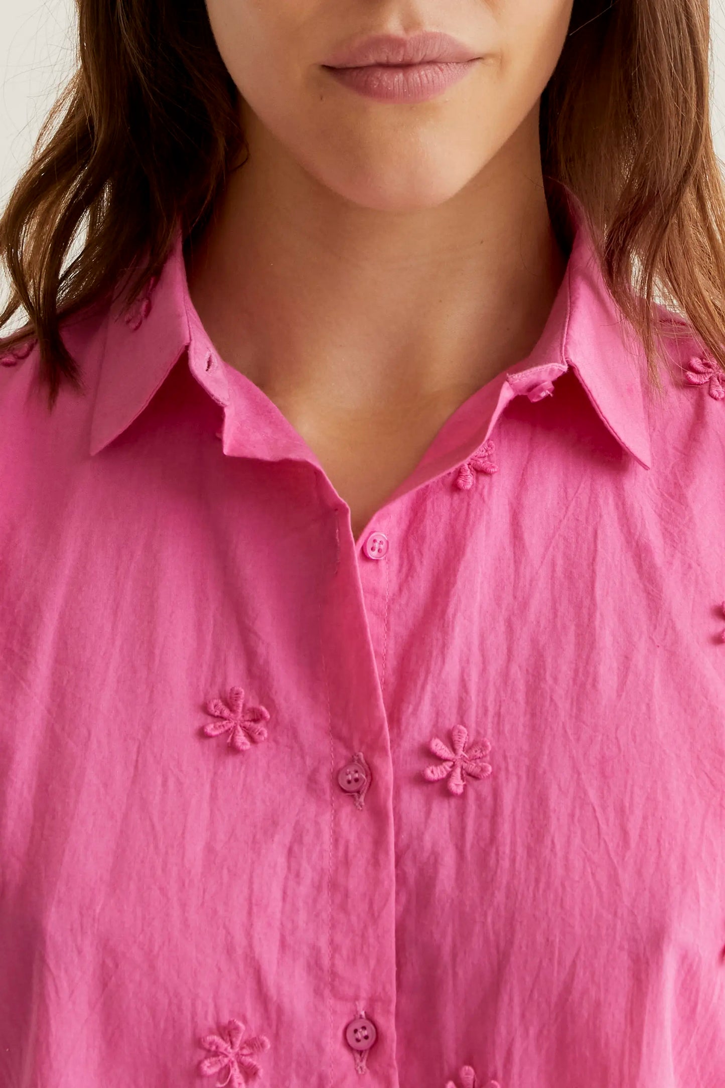 Camisa 100% algodón rosa  con bordado floral