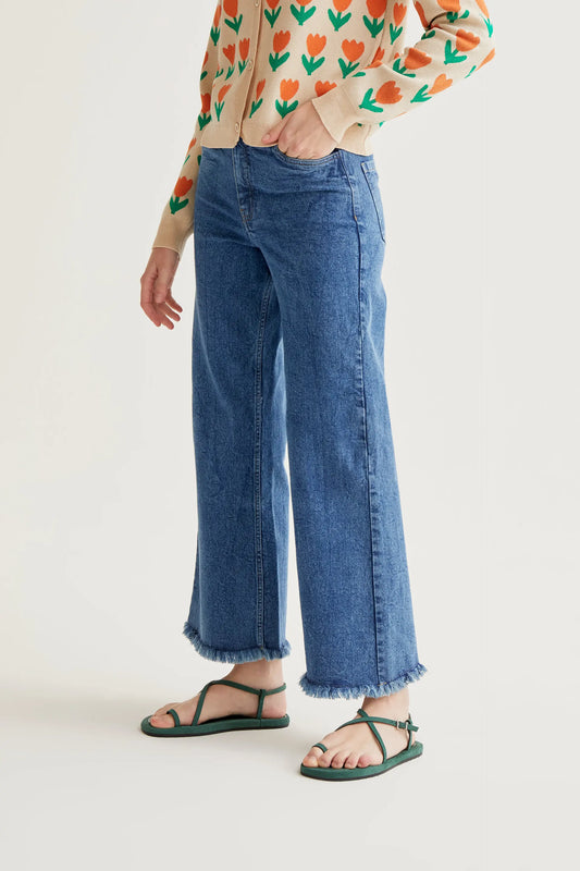 Jeans blu con orlo tagliato a vivo