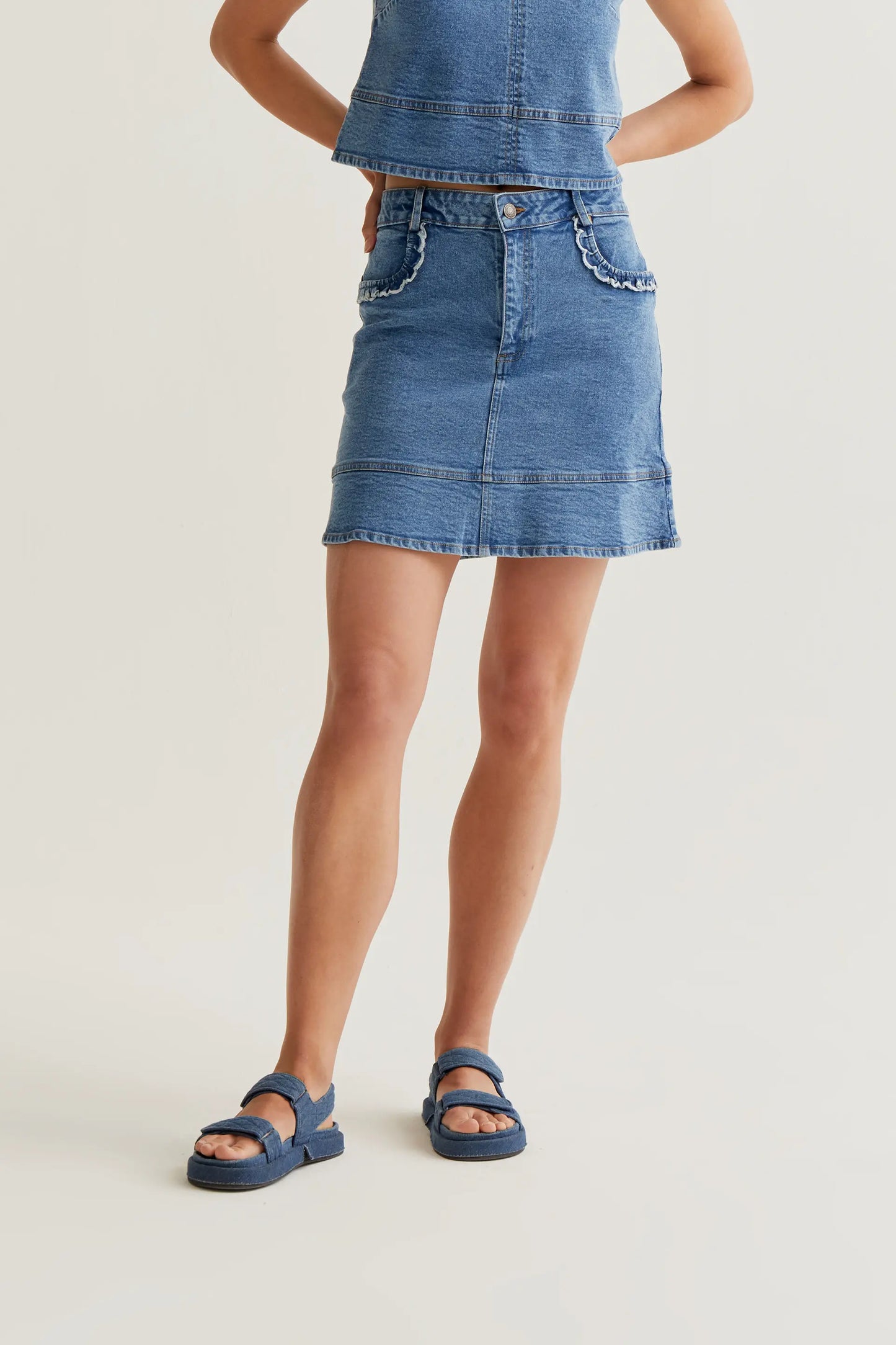 Gonna in denim blu con dettaglio volant
