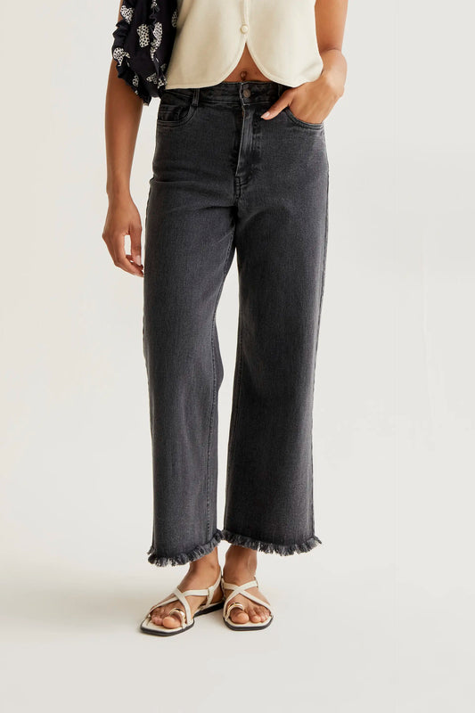 Jeans neri con orlo tagliato a vivo