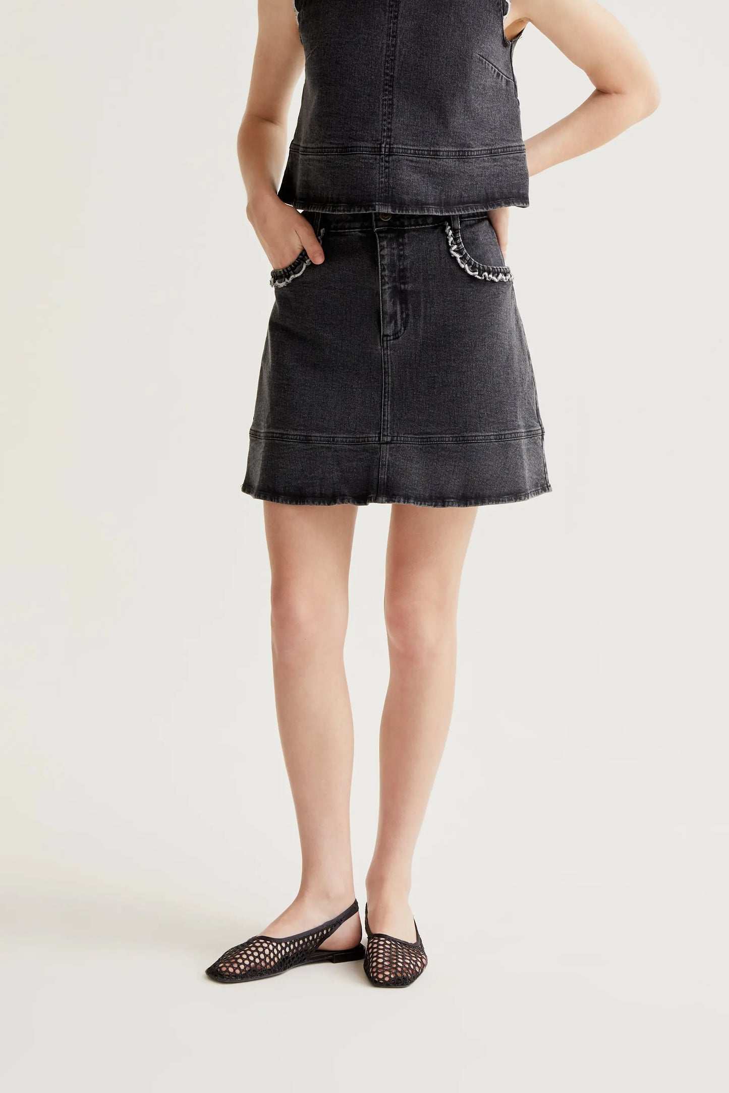Falda vaquero negro con detalle de volantes