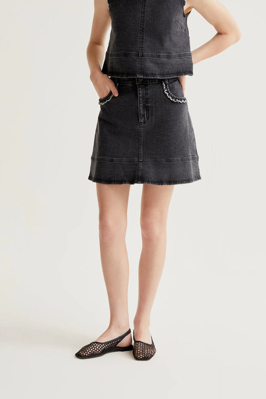 Falda vaquero negro con detalle de volantes