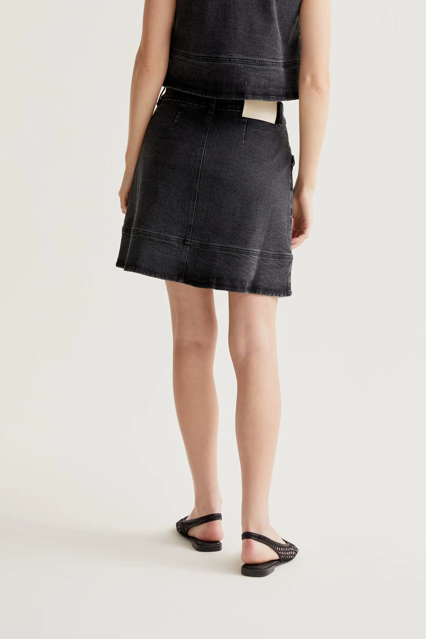 Falda vaquero negro con detalle de volantes