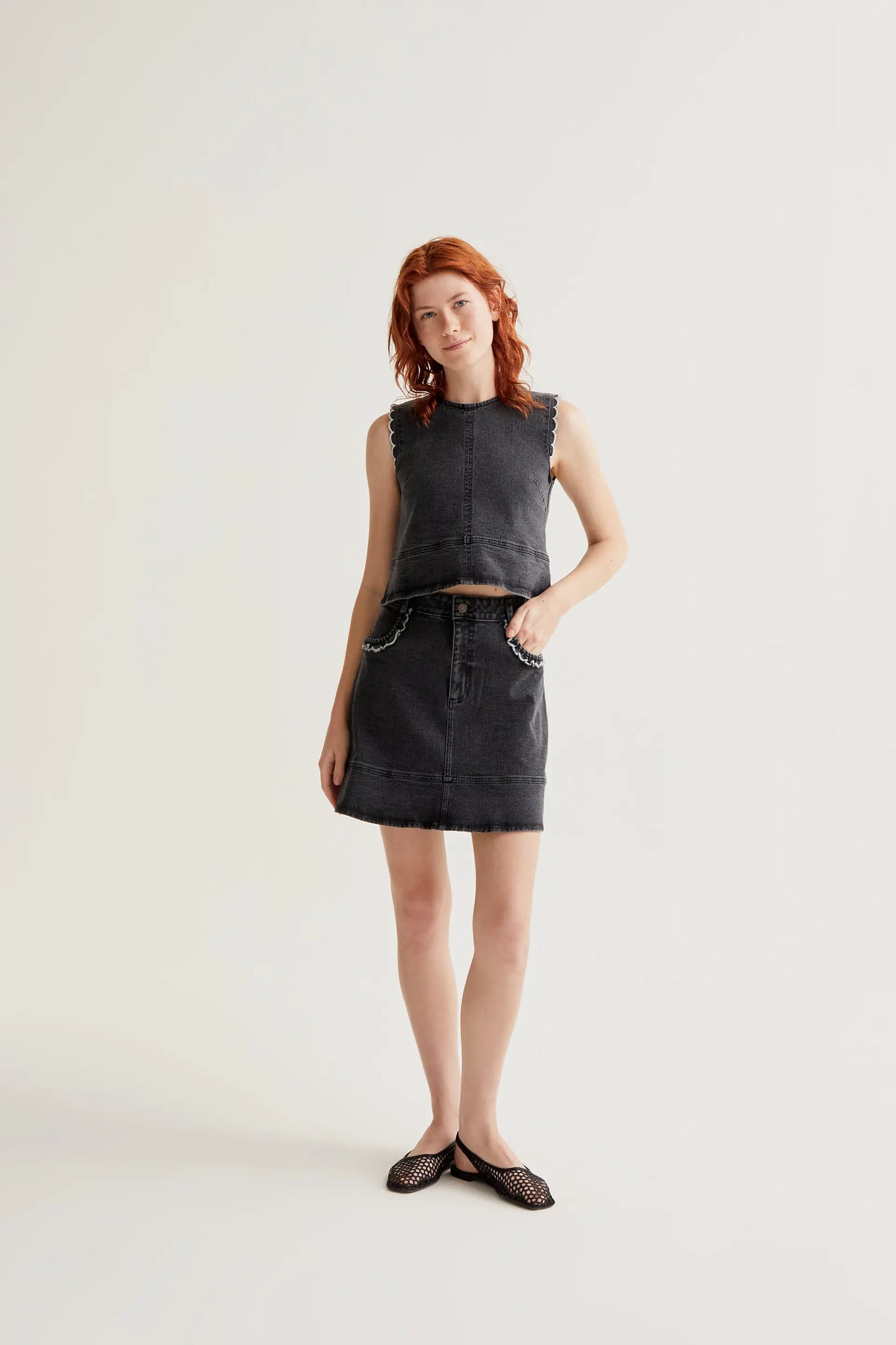Falda vaquero negro con detalle de volantes