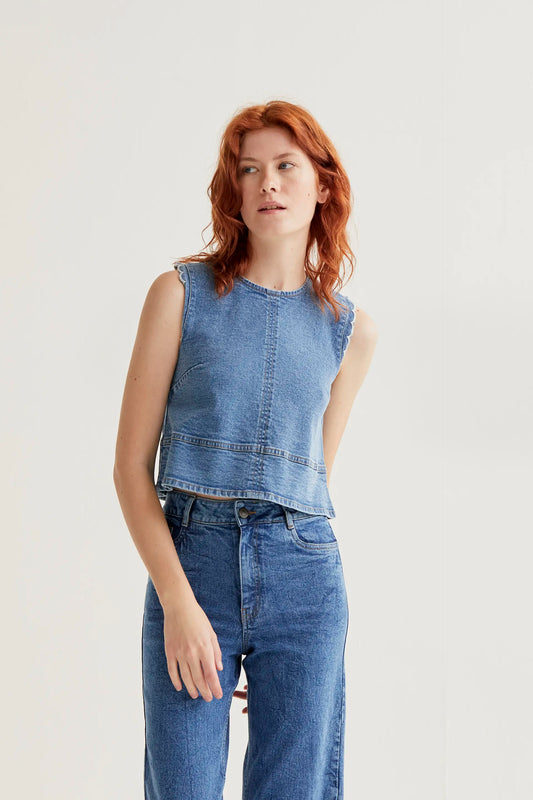 Top vaquero azul con detalles de ondas
