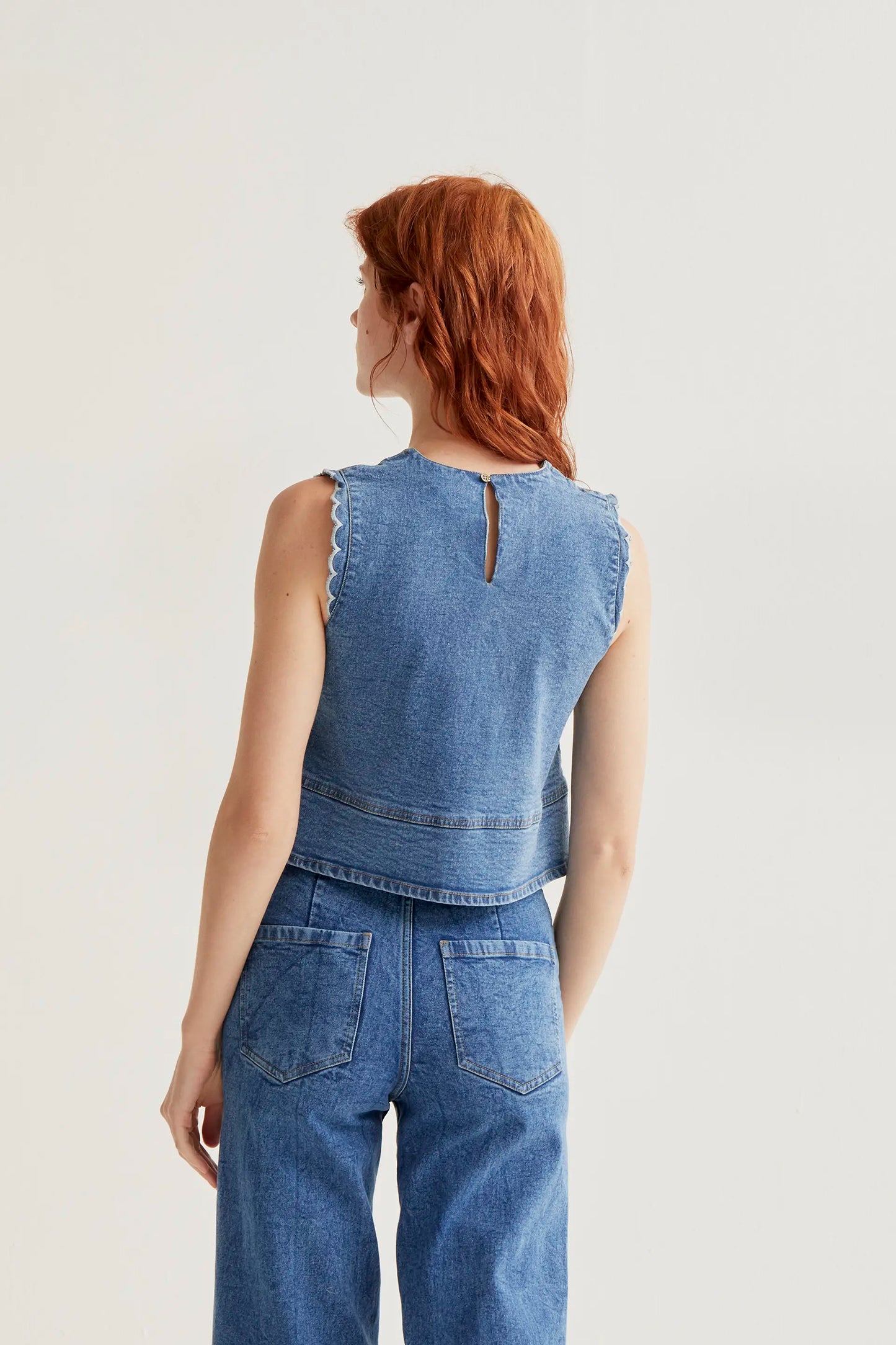 Top in denim blu con dettagli ondulati