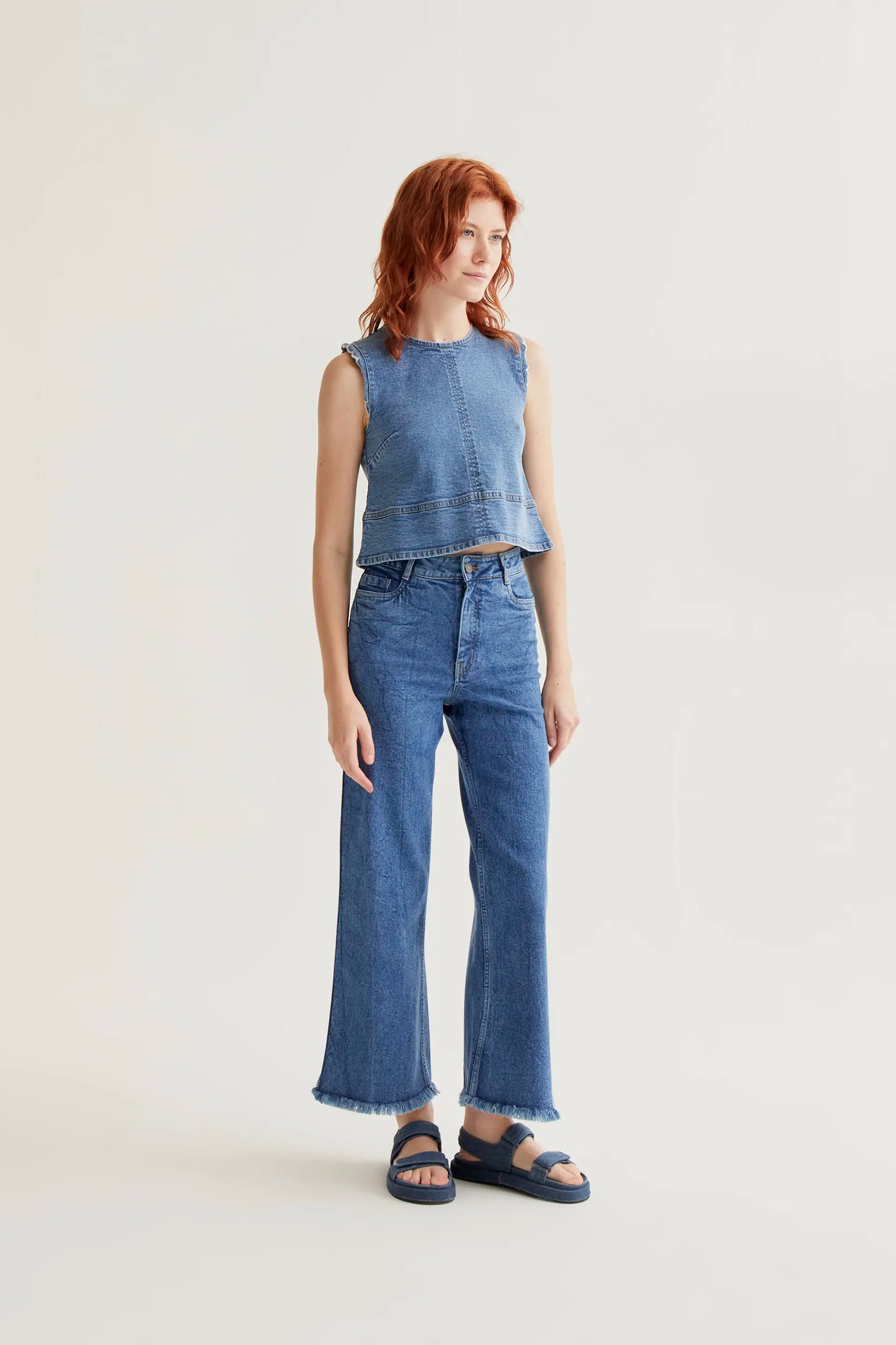 Top in denim blu con dettagli ondulati