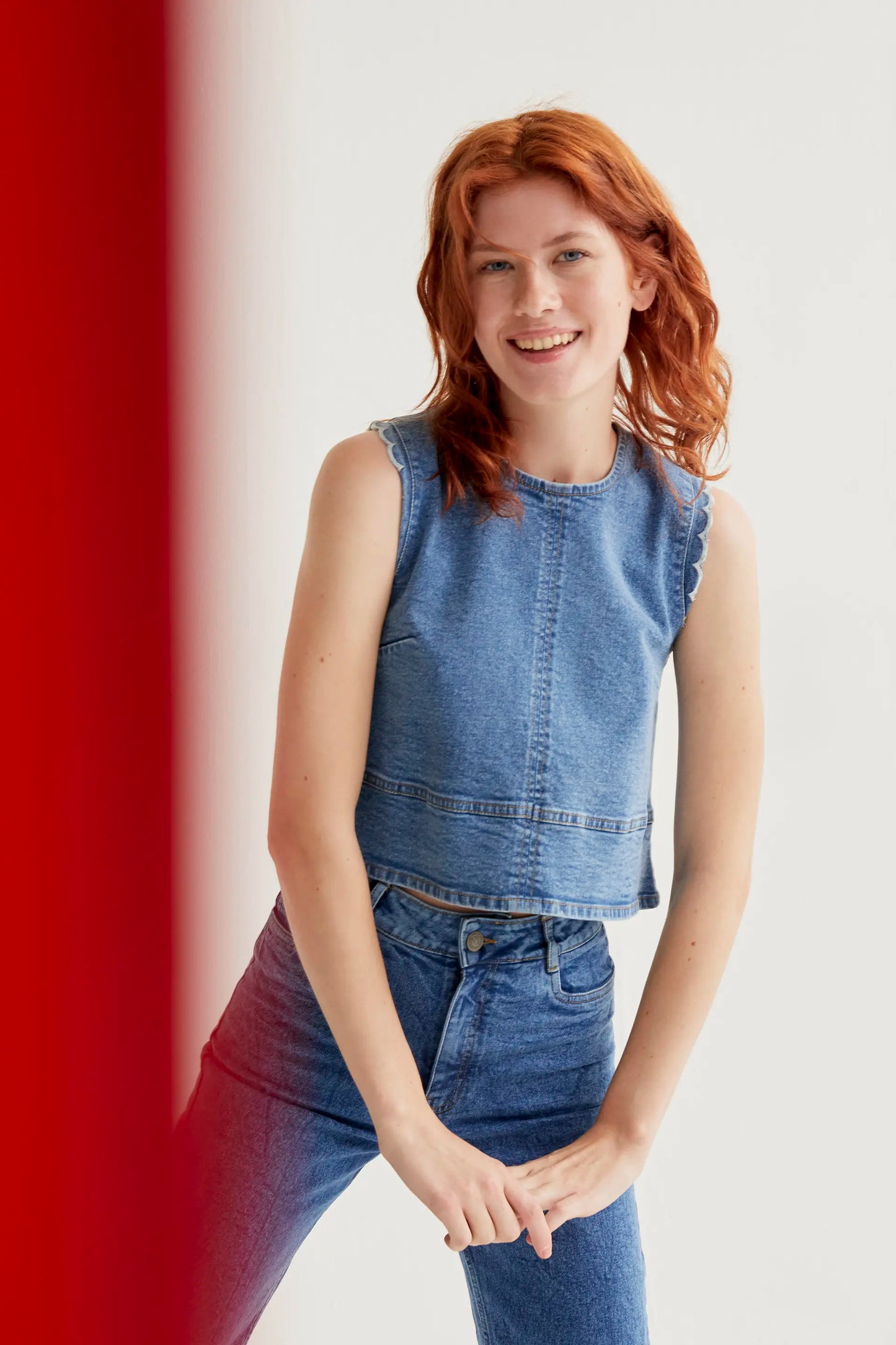 Top in denim blu con dettagli ondulati