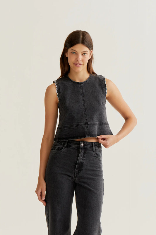 Top vaquero negro con detalles de ondas