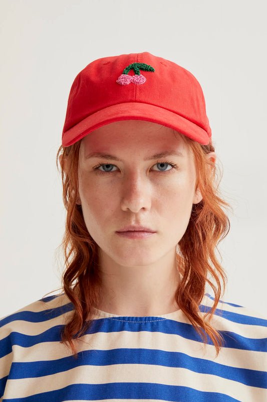 Gorra roja con bordado de cerezas