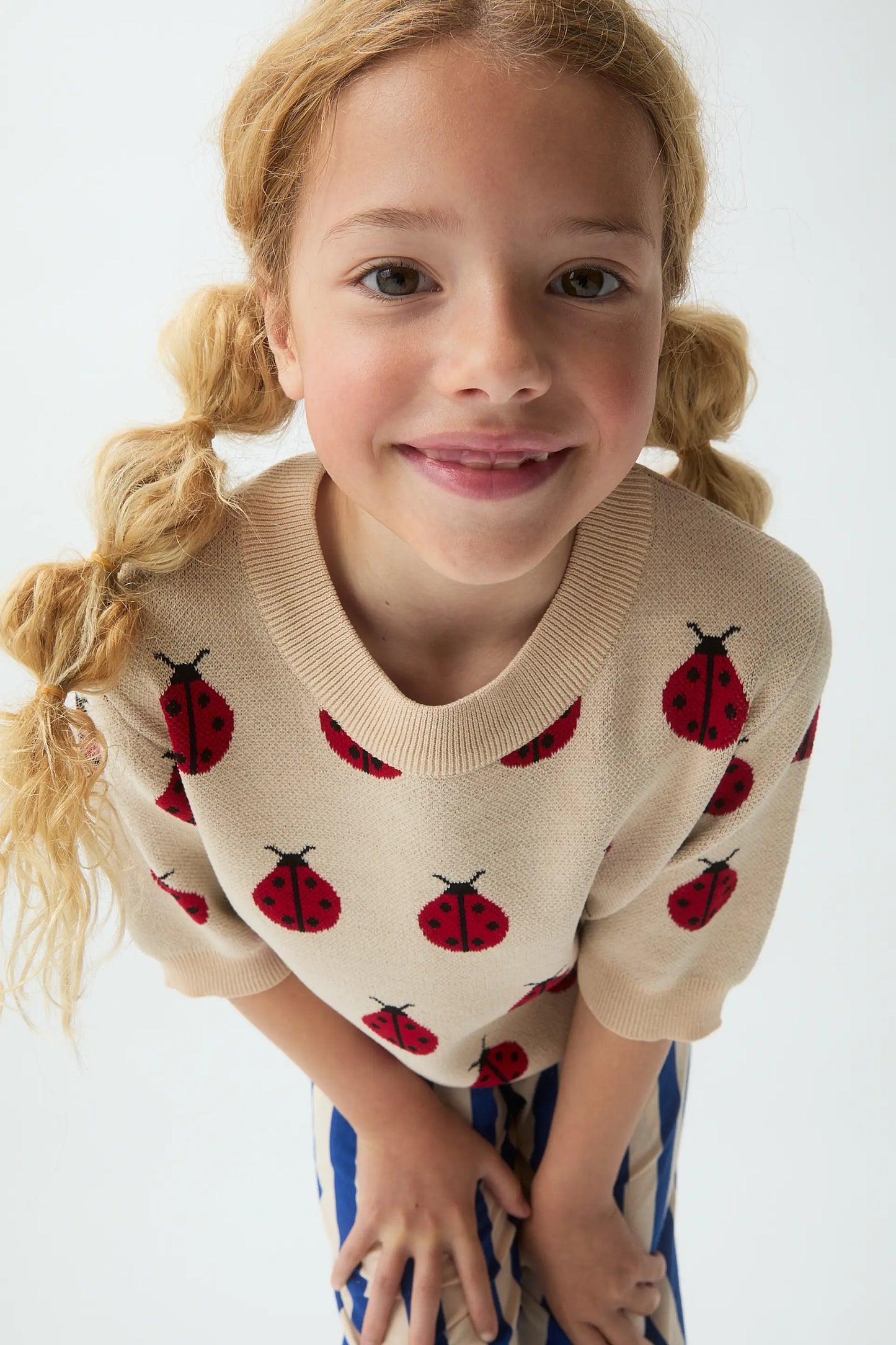 Maglione lavorato a maglia da bambina con stampa Coccinella Rossa
