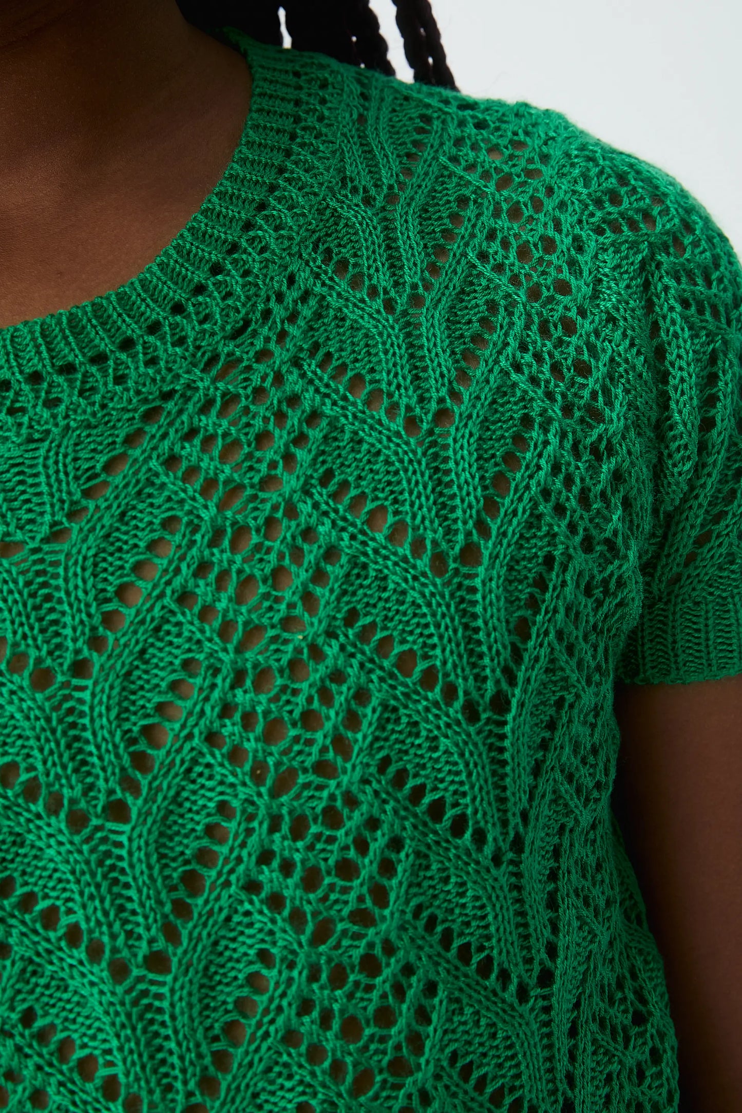 Jersey de niña con bordado verde