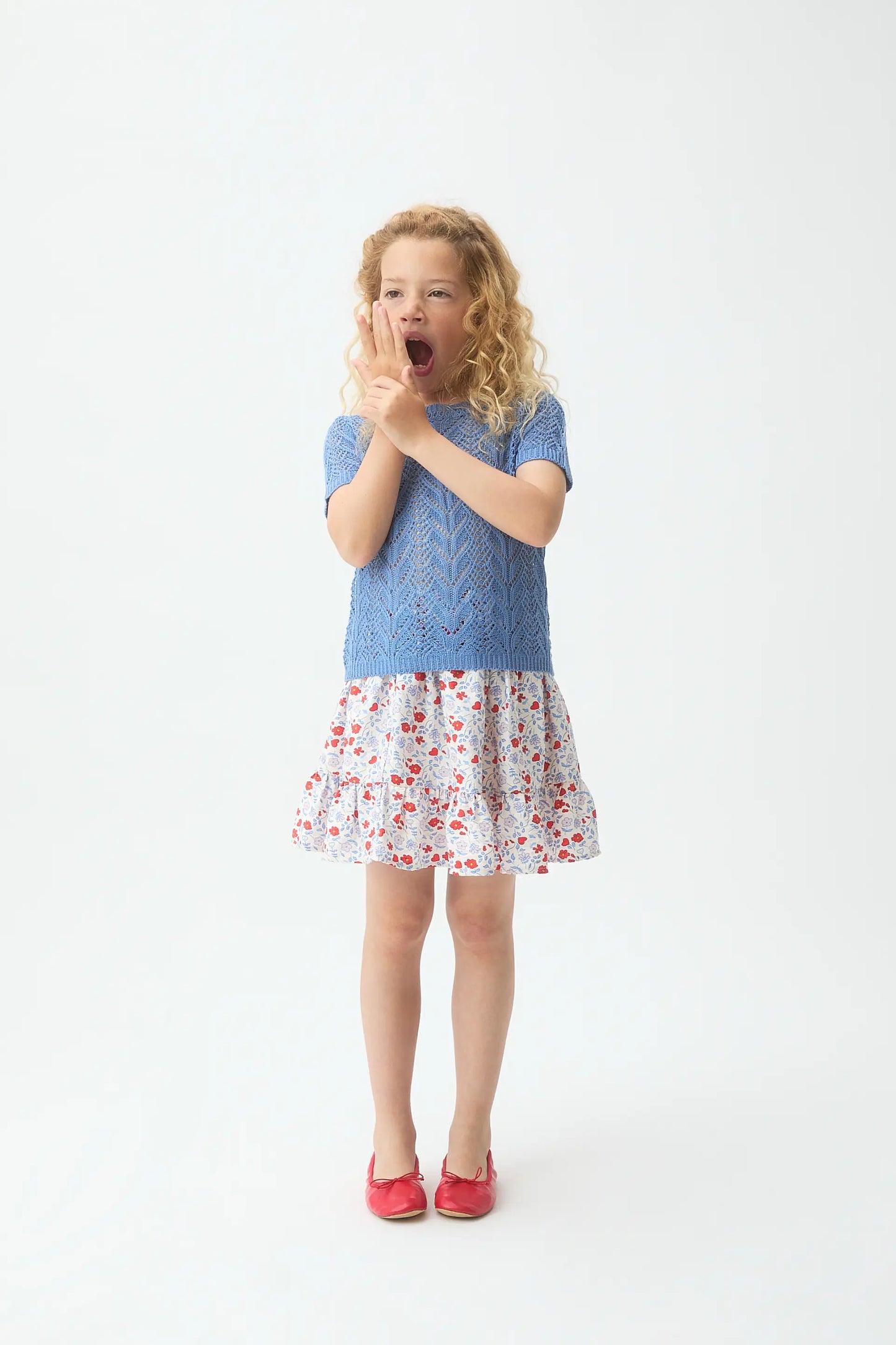 Maglione da bambina con ricamo blu