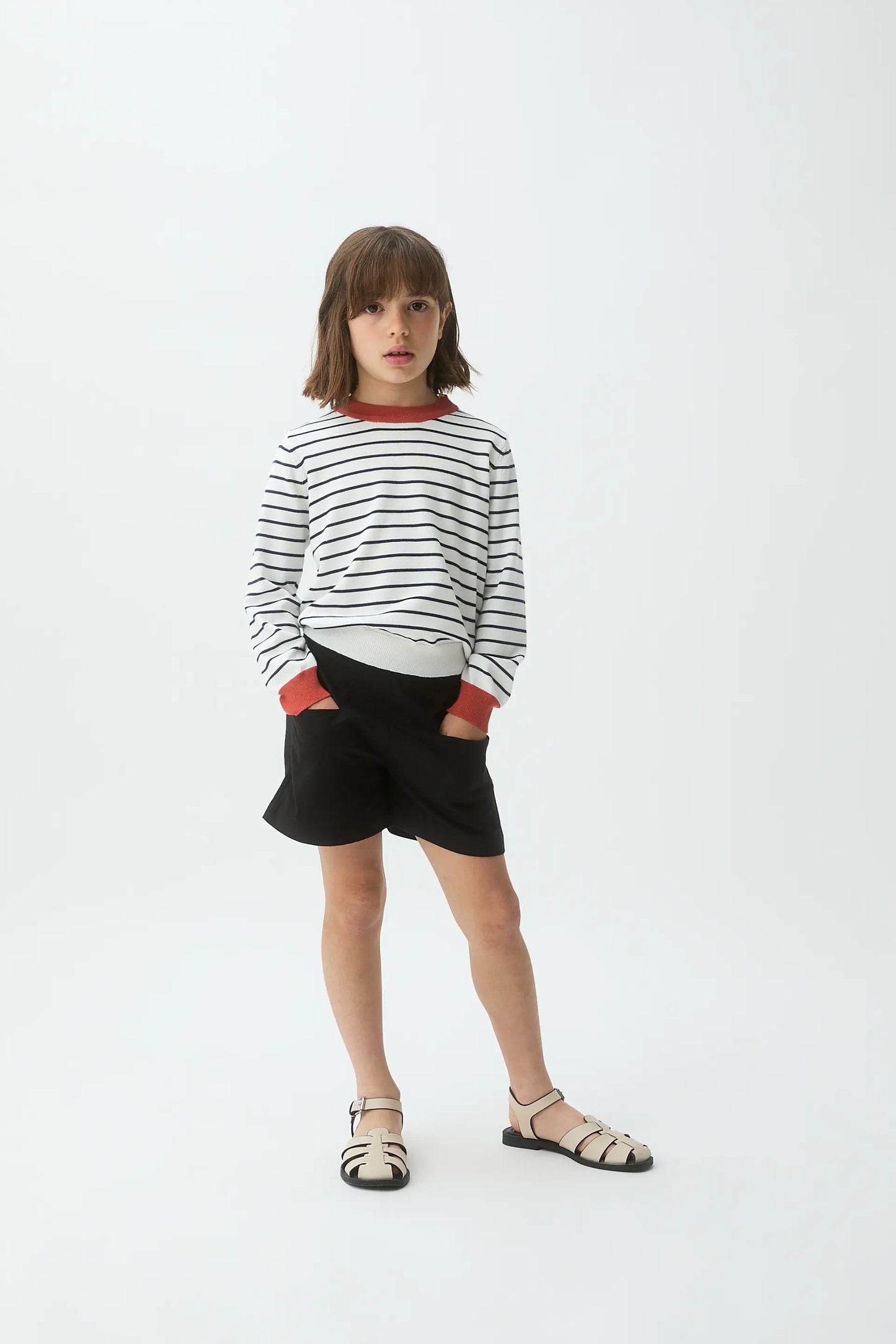 Maglione da bambina con colletto rosso