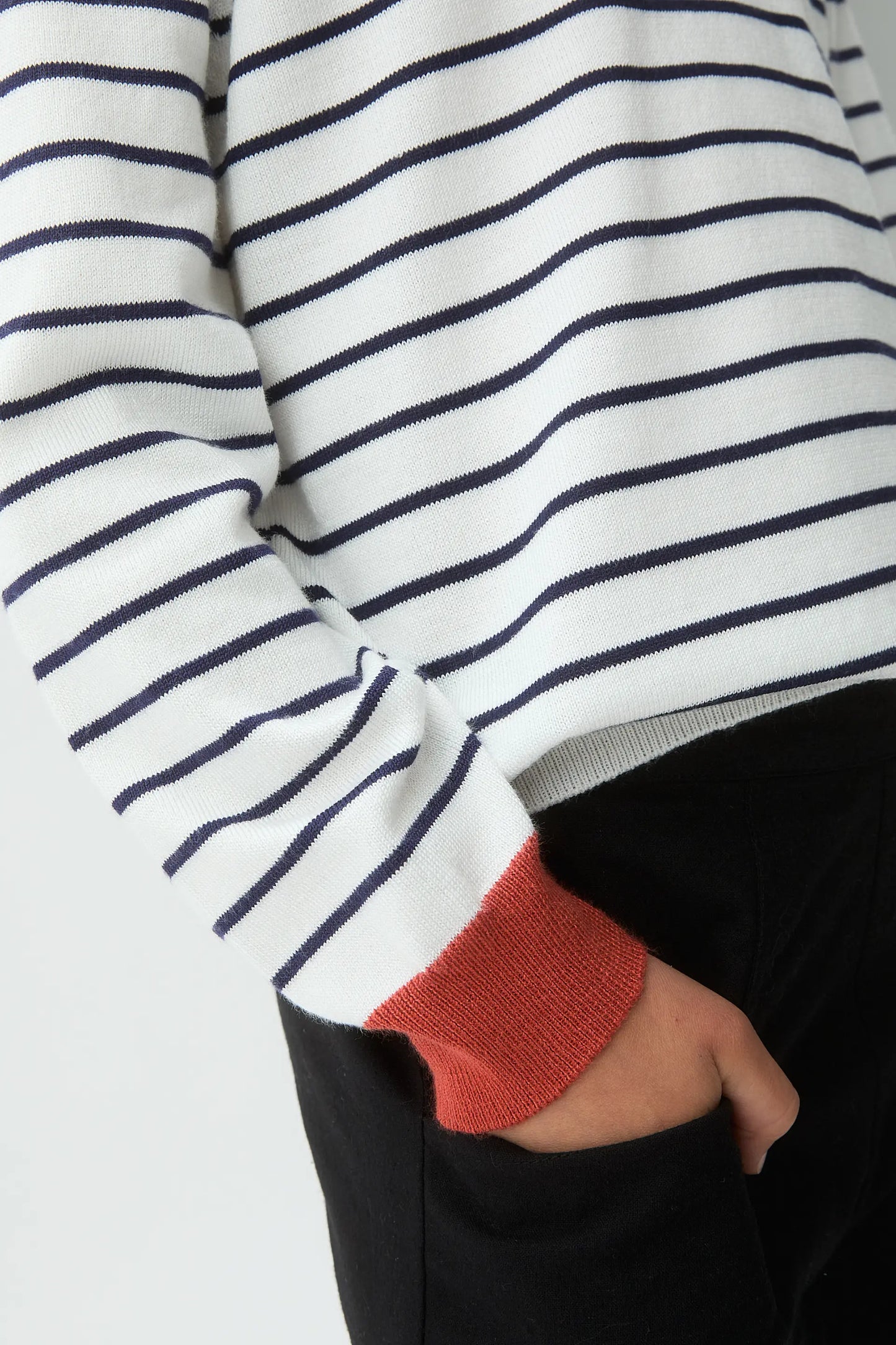 Maglione da bambina con colletto rosso