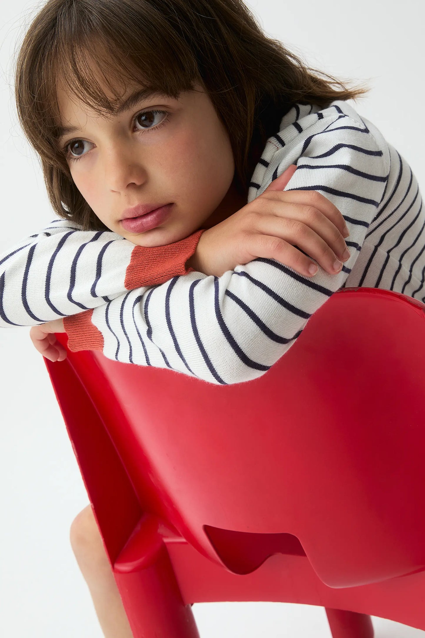 Maglione da bambina con colletto rosso