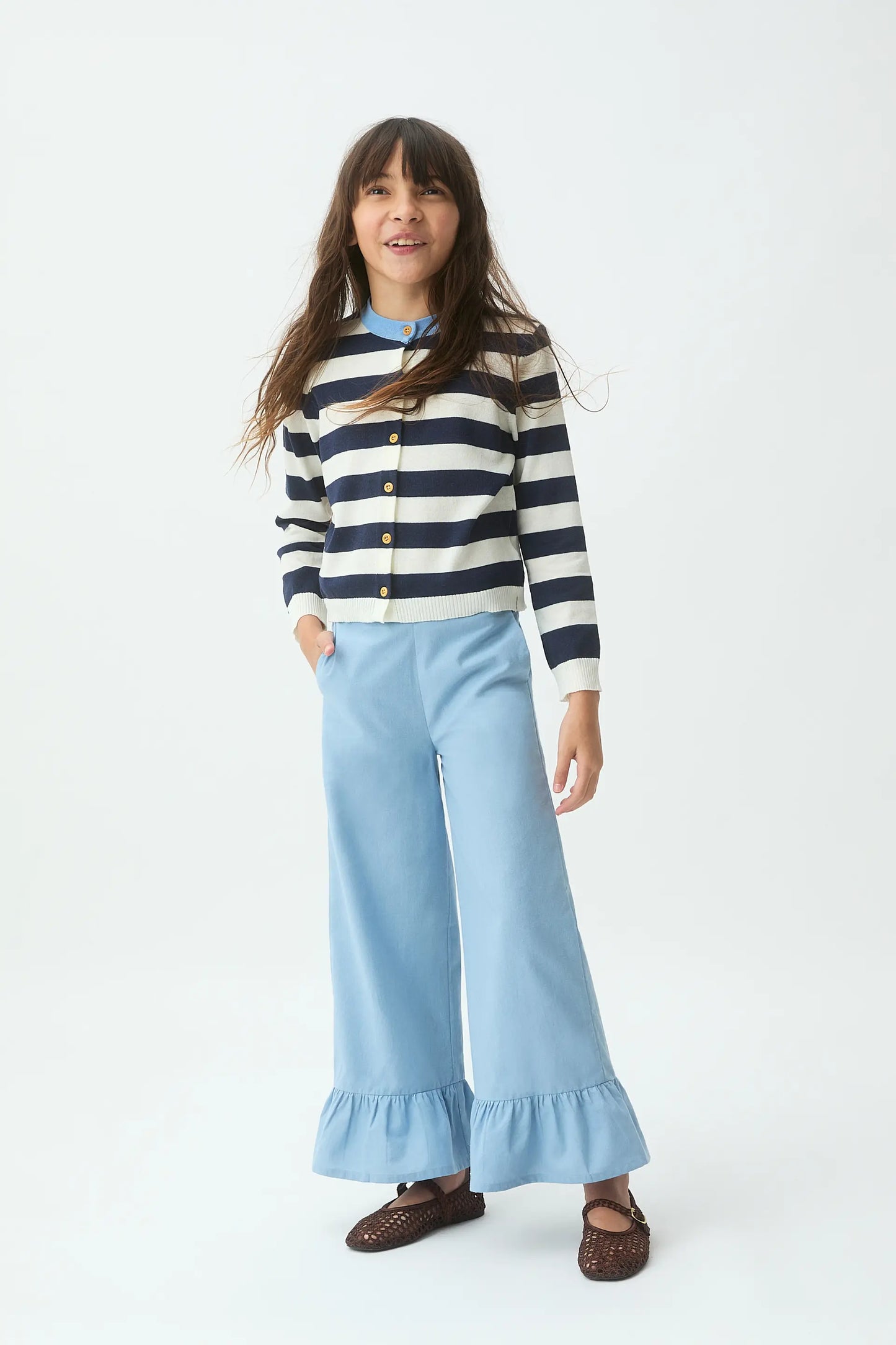Cardigan da bambina con stampa a righe bianche e blu
