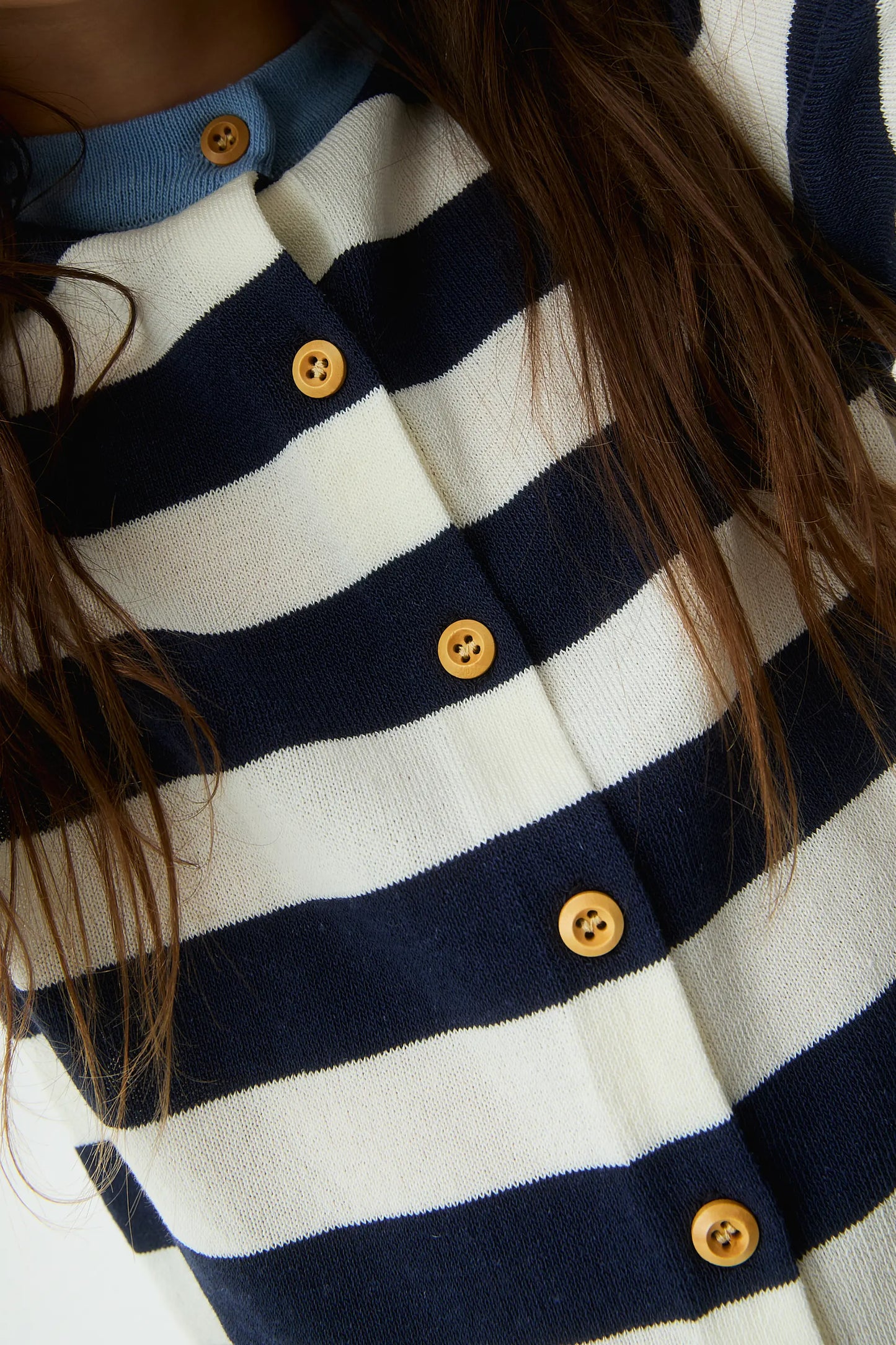 Cardigan da bambina con stampa a righe bianche e blu