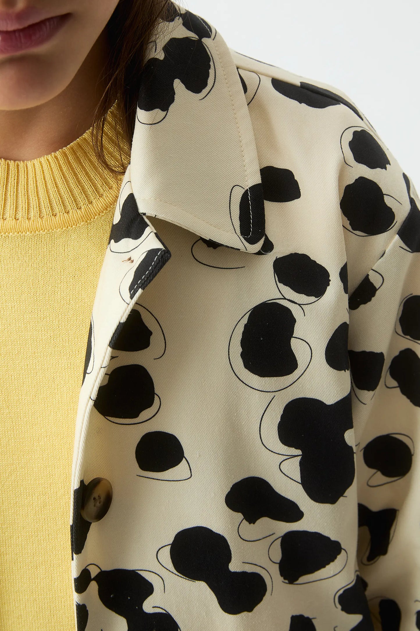 Girl's trench coat with Dalmatian print