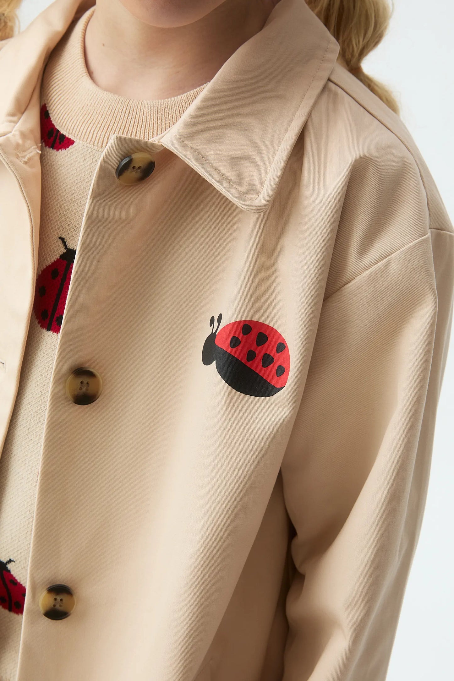 Trench da bambina con stampa coccinella