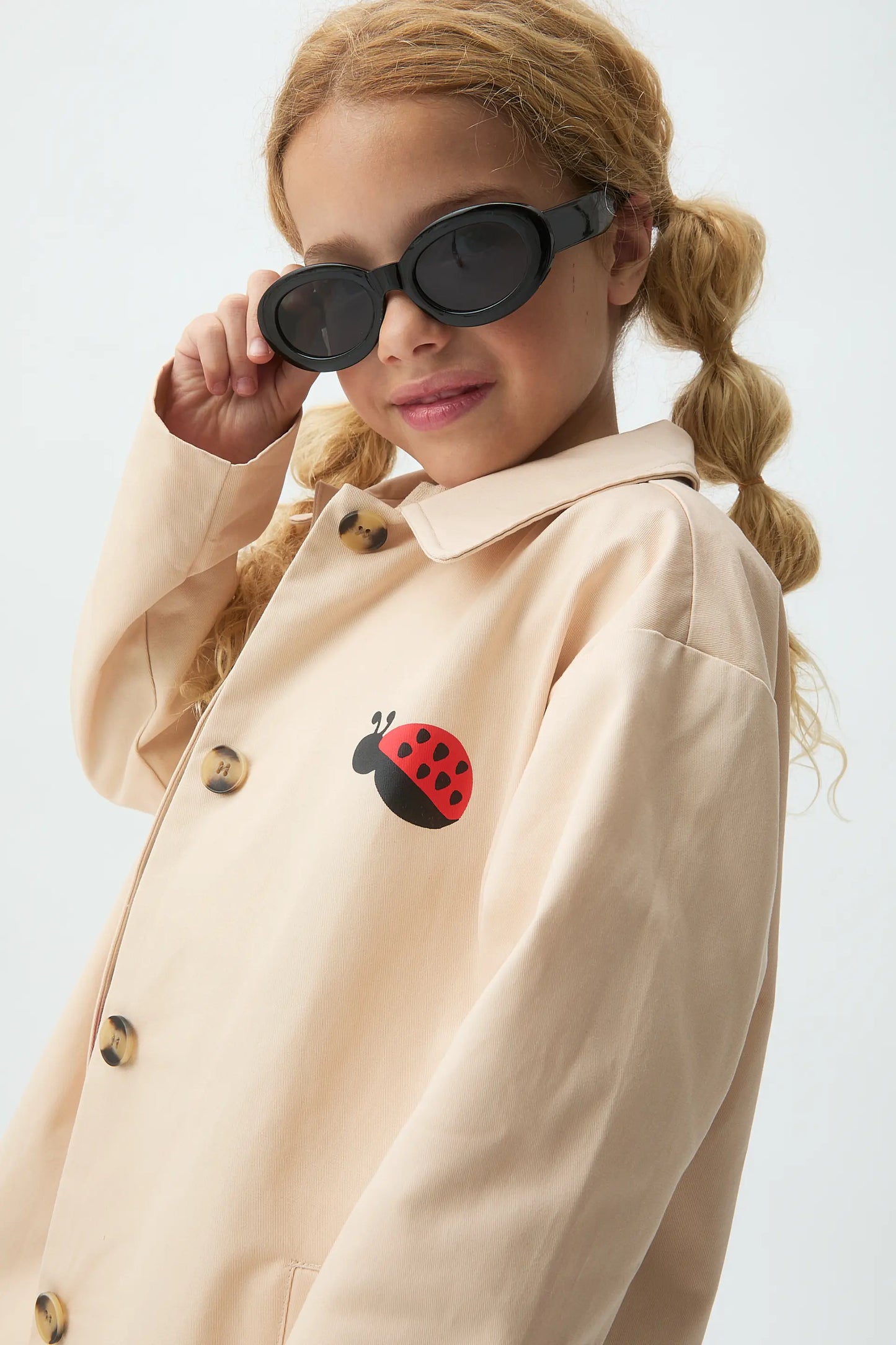 Trench da bambina con stampa coccinella