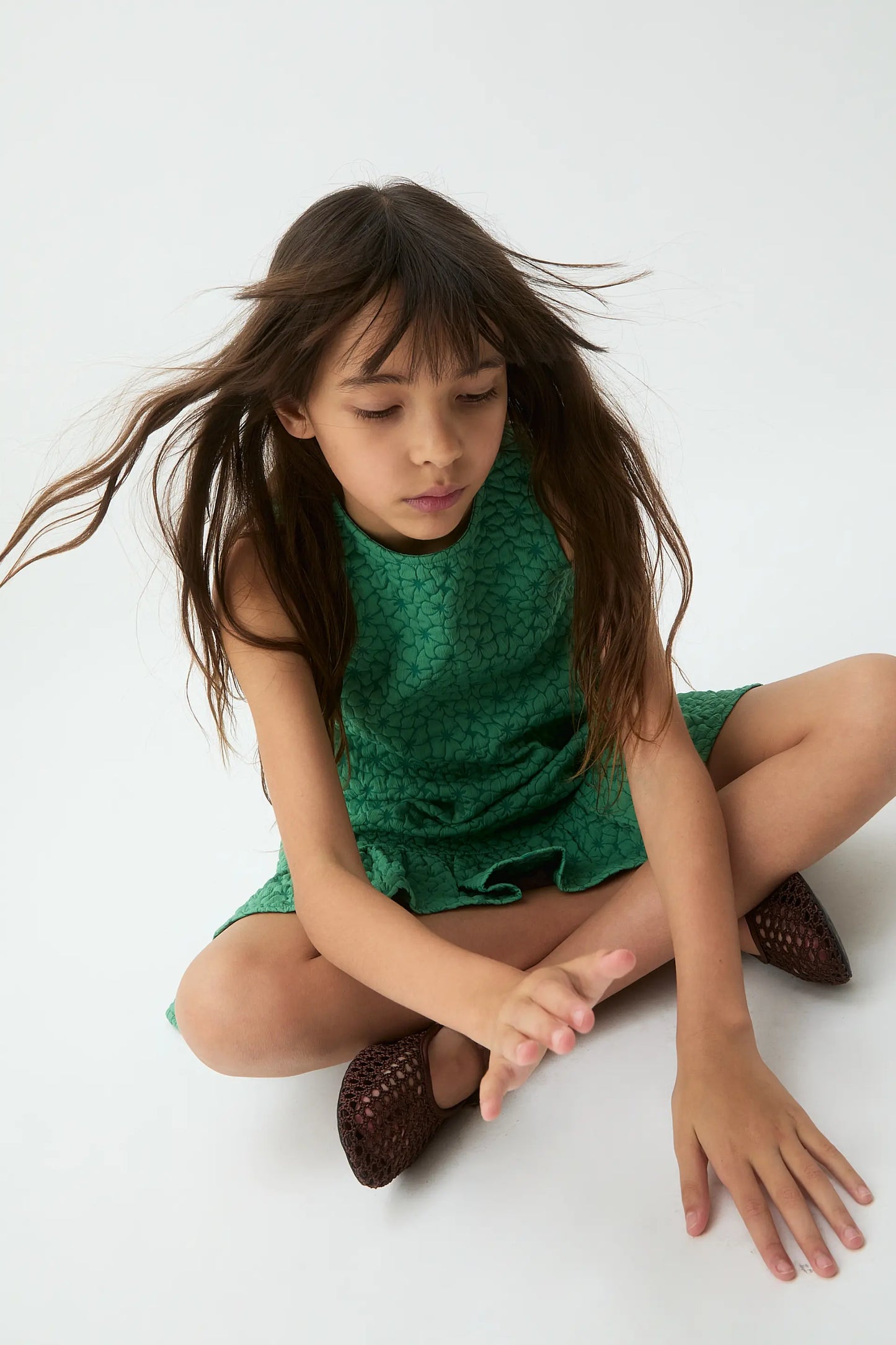 Abito corto da bambina con stampa floreale verde