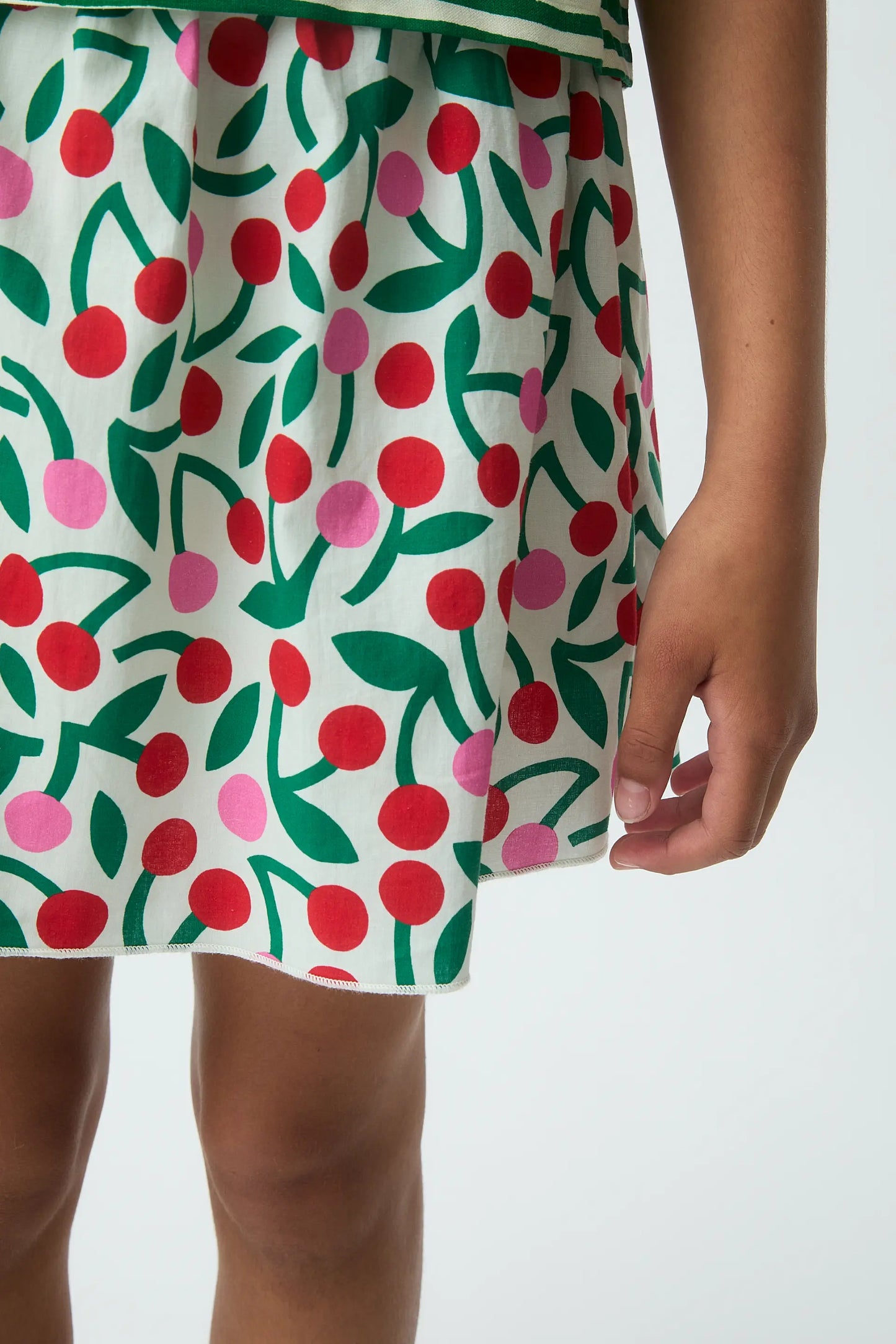 Falda corta de niña con estampado Guinda