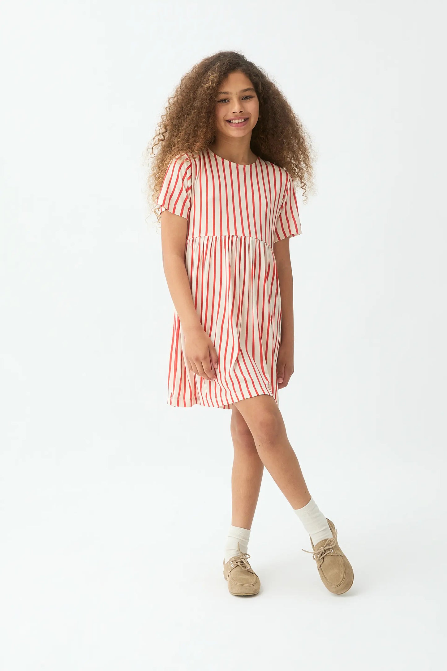 Vestido corto de niña con estampado de rayas rojas