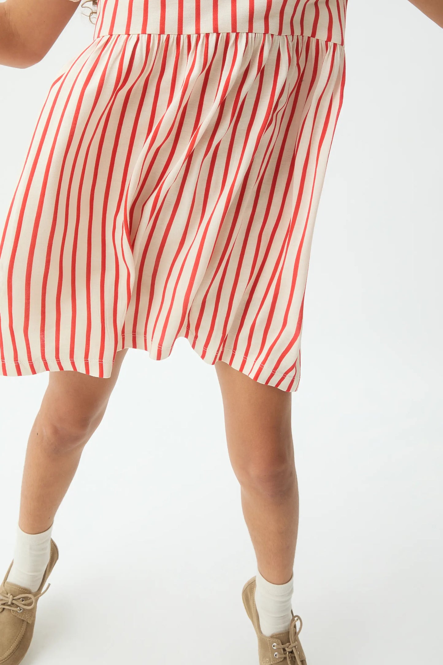 Vestido corto de niña con estampado de rayas rojas