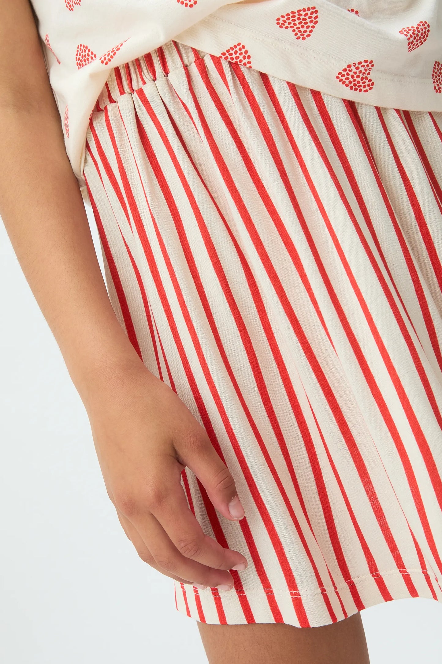 Falda corta de niña con estampado de rayas rojas