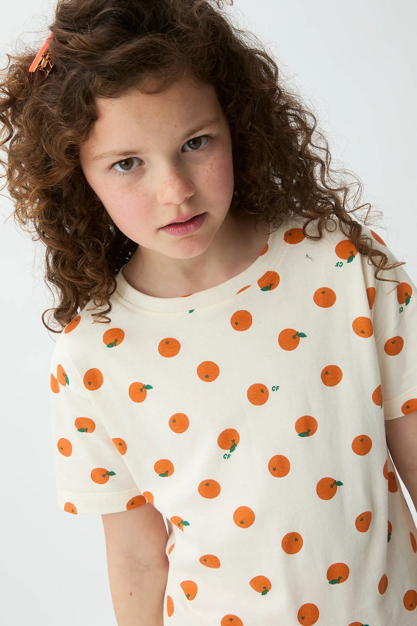 Camiseta de niña con estampado de naranjas