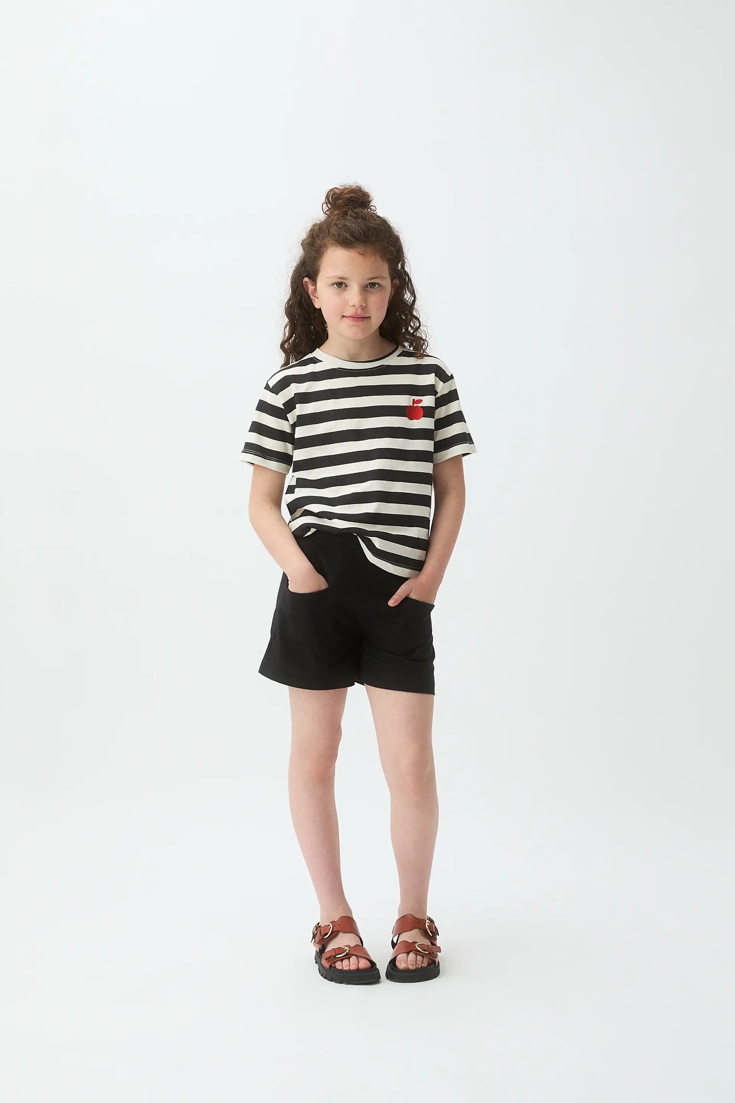 Camiseta de niña con estampado de rayas negras y bordado de manzana