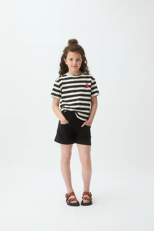 Camiseta de niña con estampado de rayas negras y bordado de manzana