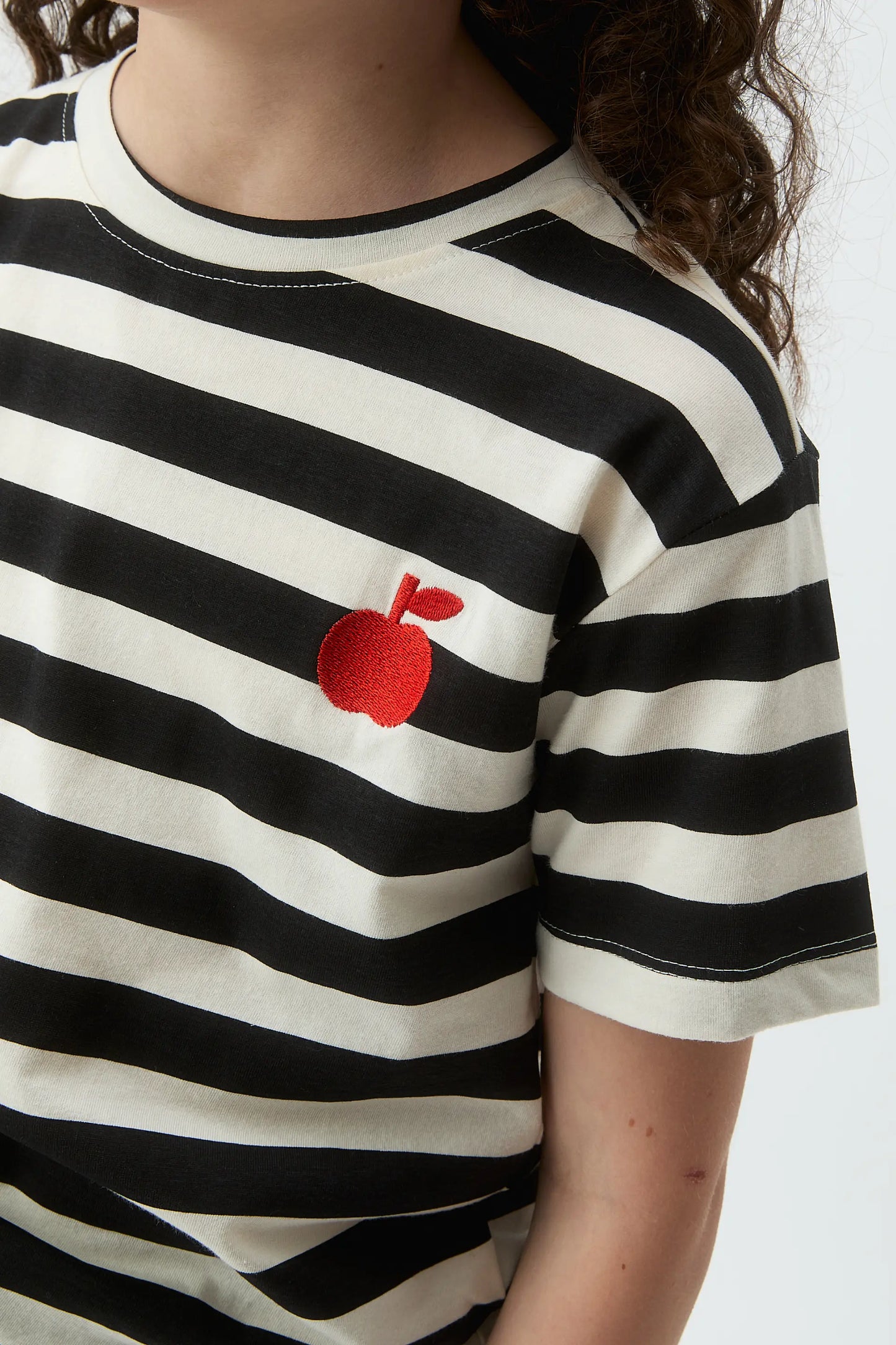 Camiseta de niña con estampado de rayas negras y bordado de manzana