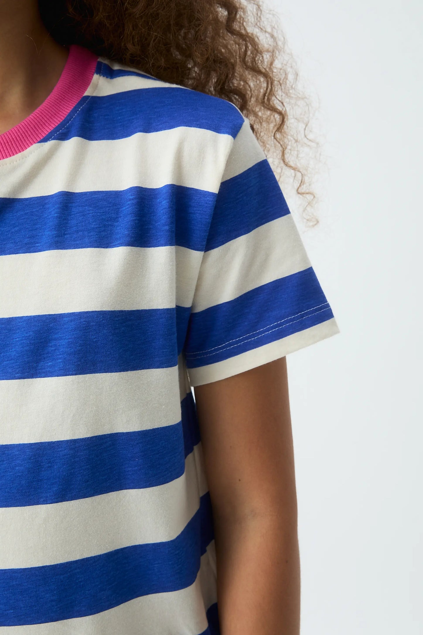 Camiseta de niña con estampado de rayas azul y blanca