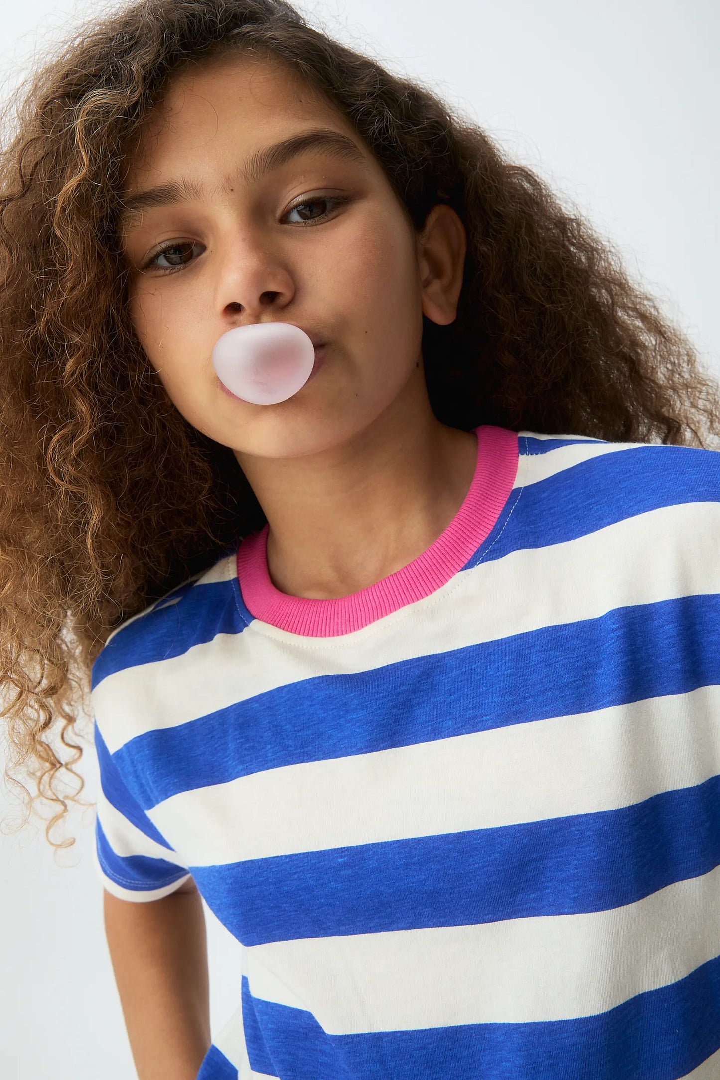 Camiseta de niña con estampado de rayas azul y blanca